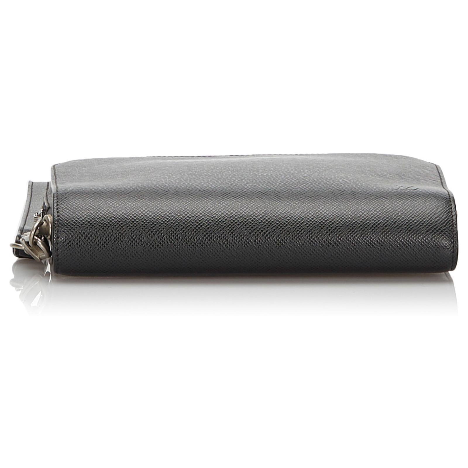 Louis Vuitton Black Taiga Baikal Clutch Leather ref.157922 - Joli Closet