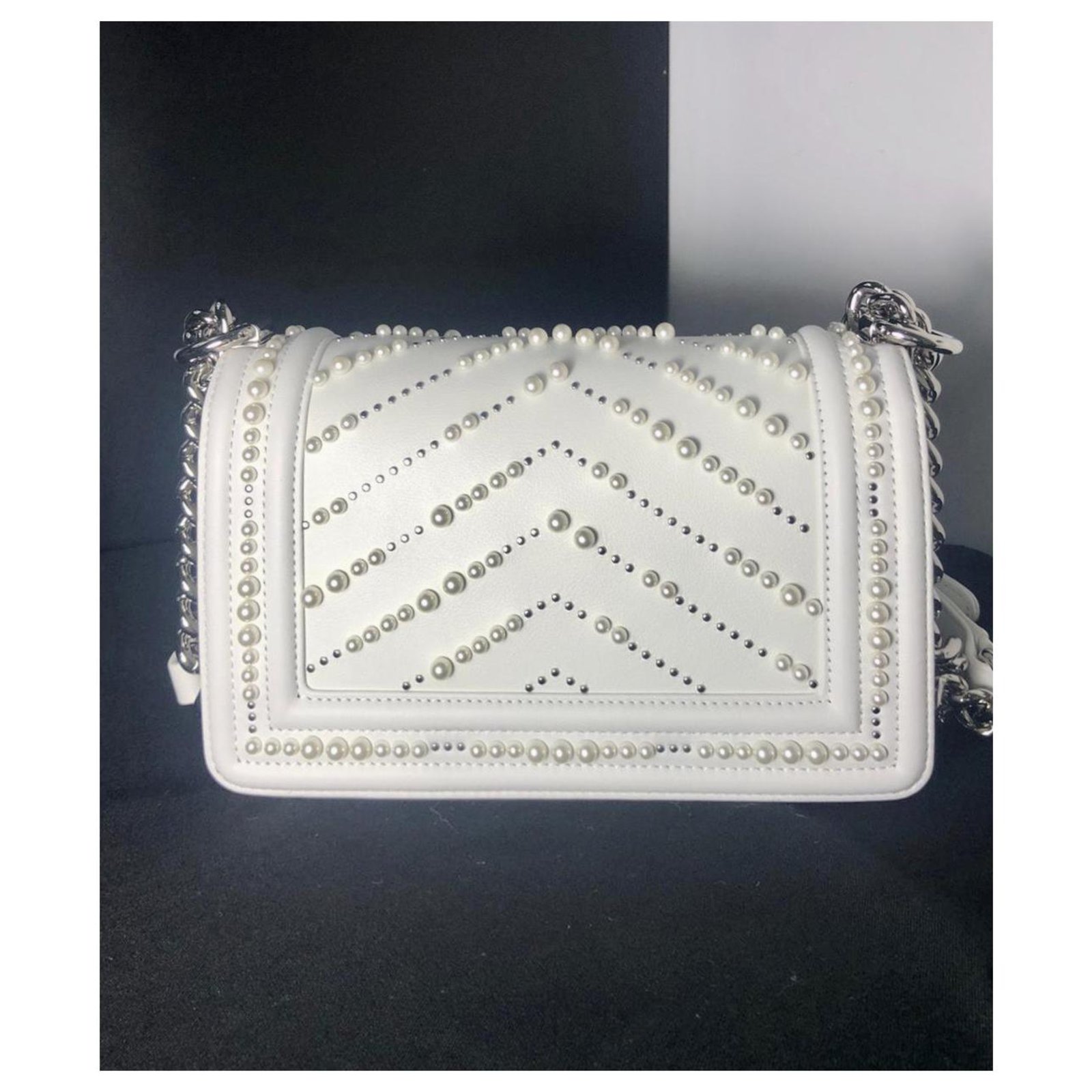 Chanel Silver Chain x White Chevron Holographic Boy Bag Leather ref.485791  - Joli Closet