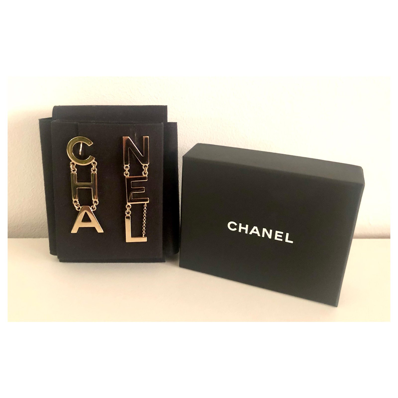 Chanel CHA NEL B19S GHW Crystal Letter Dangling Earrings Golden Metal  ref.489102 - Joli Closet
