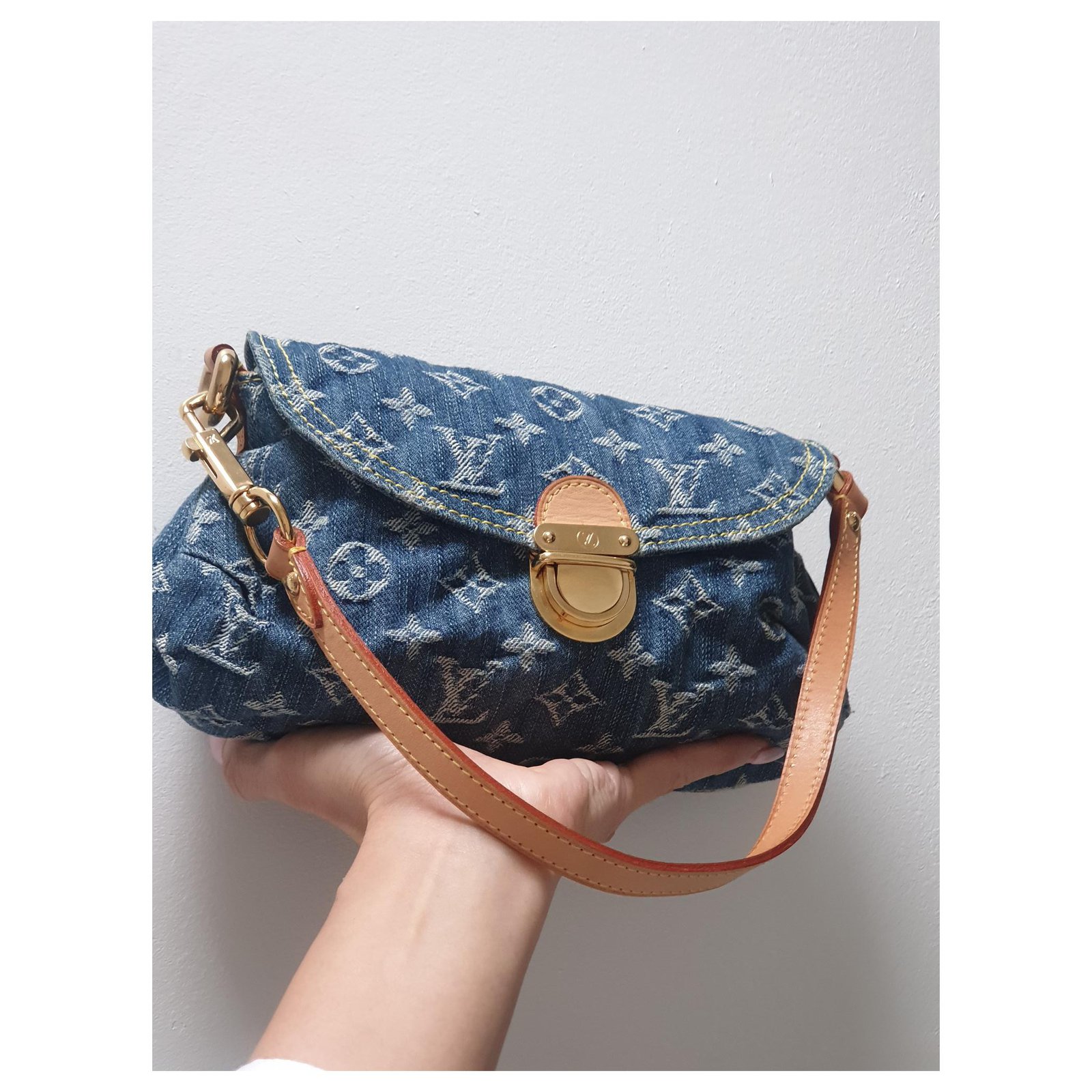 Pleaty handbag Louis Vuitton Blue in Denim - Jeans - 35929809