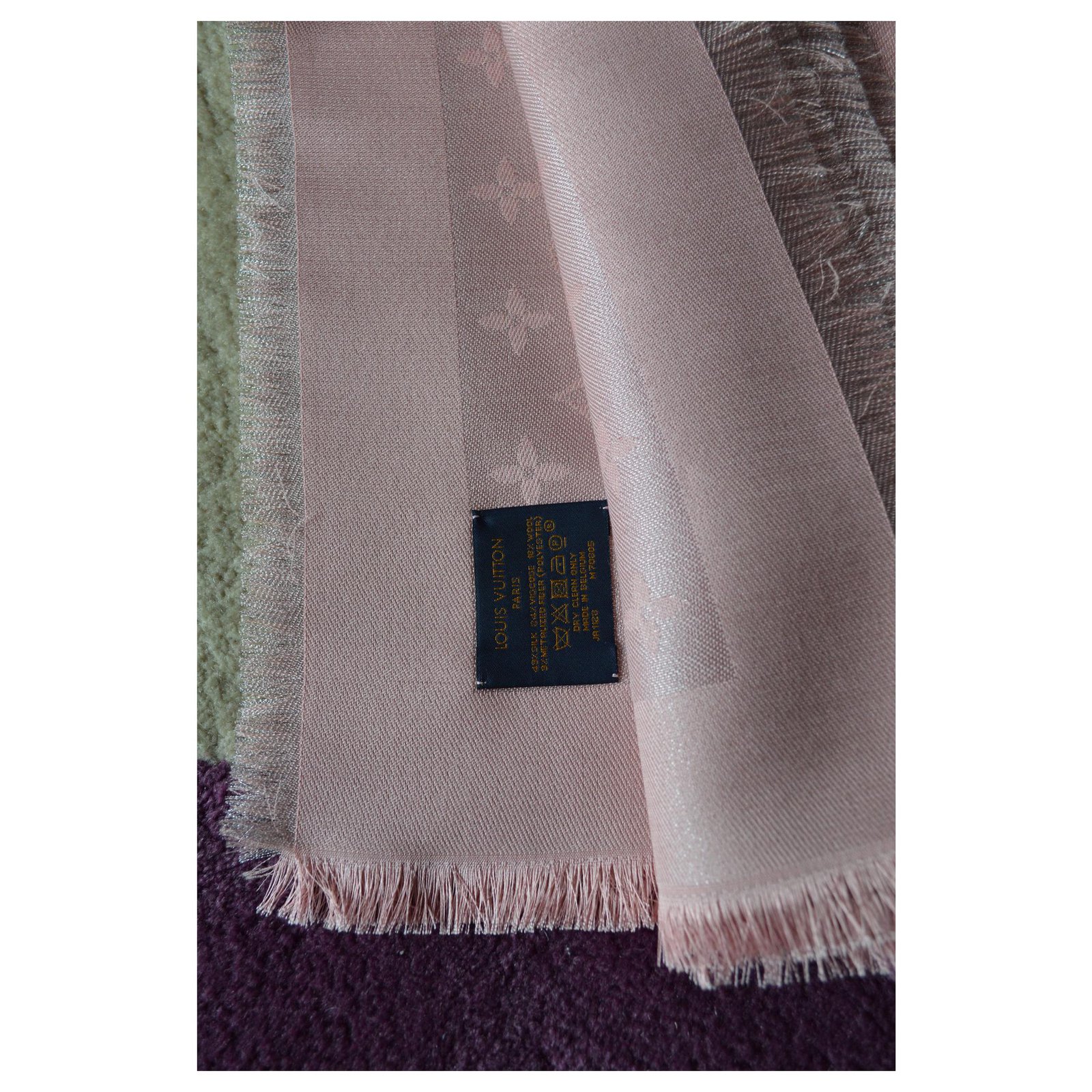 louis vuitton Monogram Shine Shawl m70805 Pink Silk Polyester Wool Viscose  ref.163228 - Joli Closet