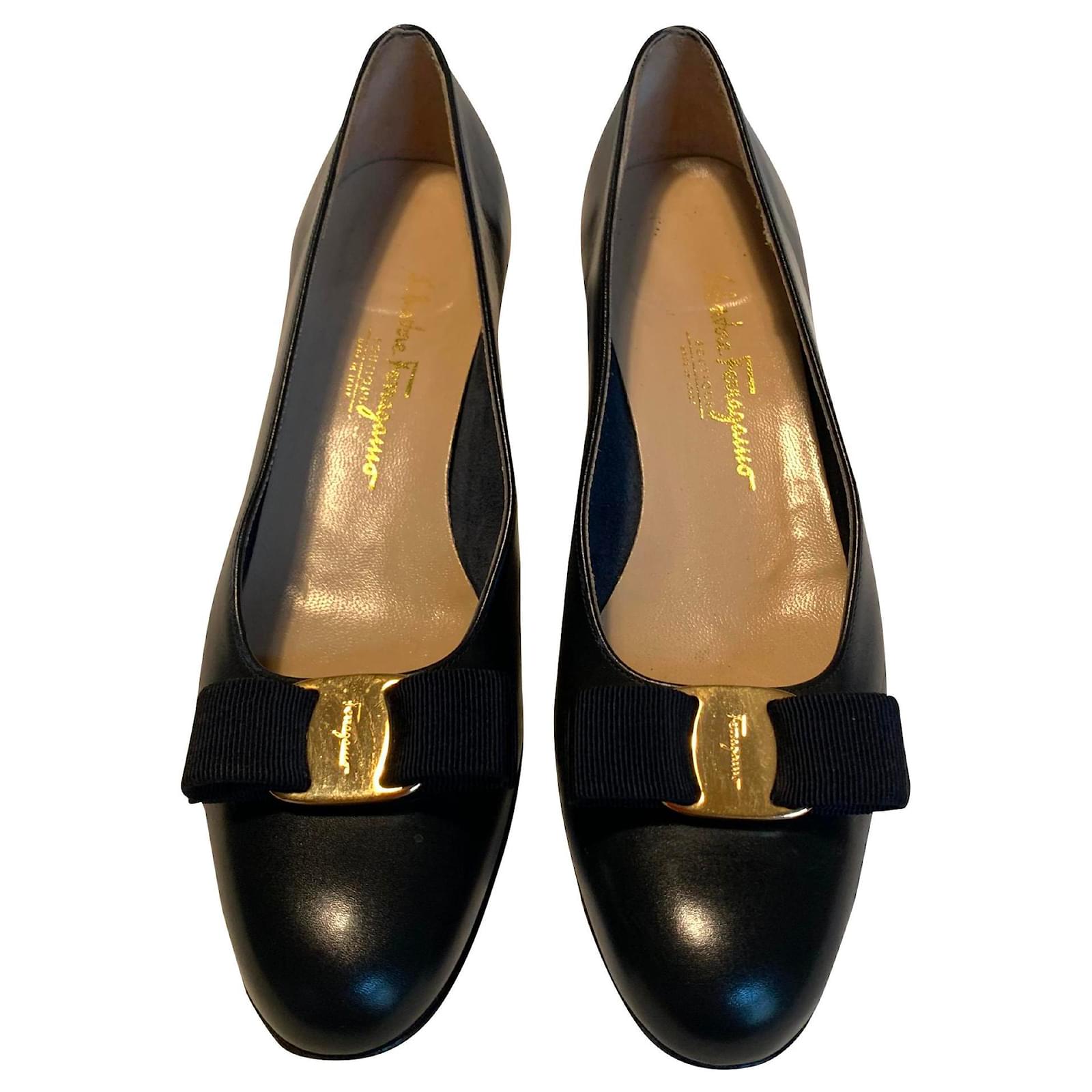 Salvatore Ferragamo Vintage Ferragamo Vara pump Black Leather ref 