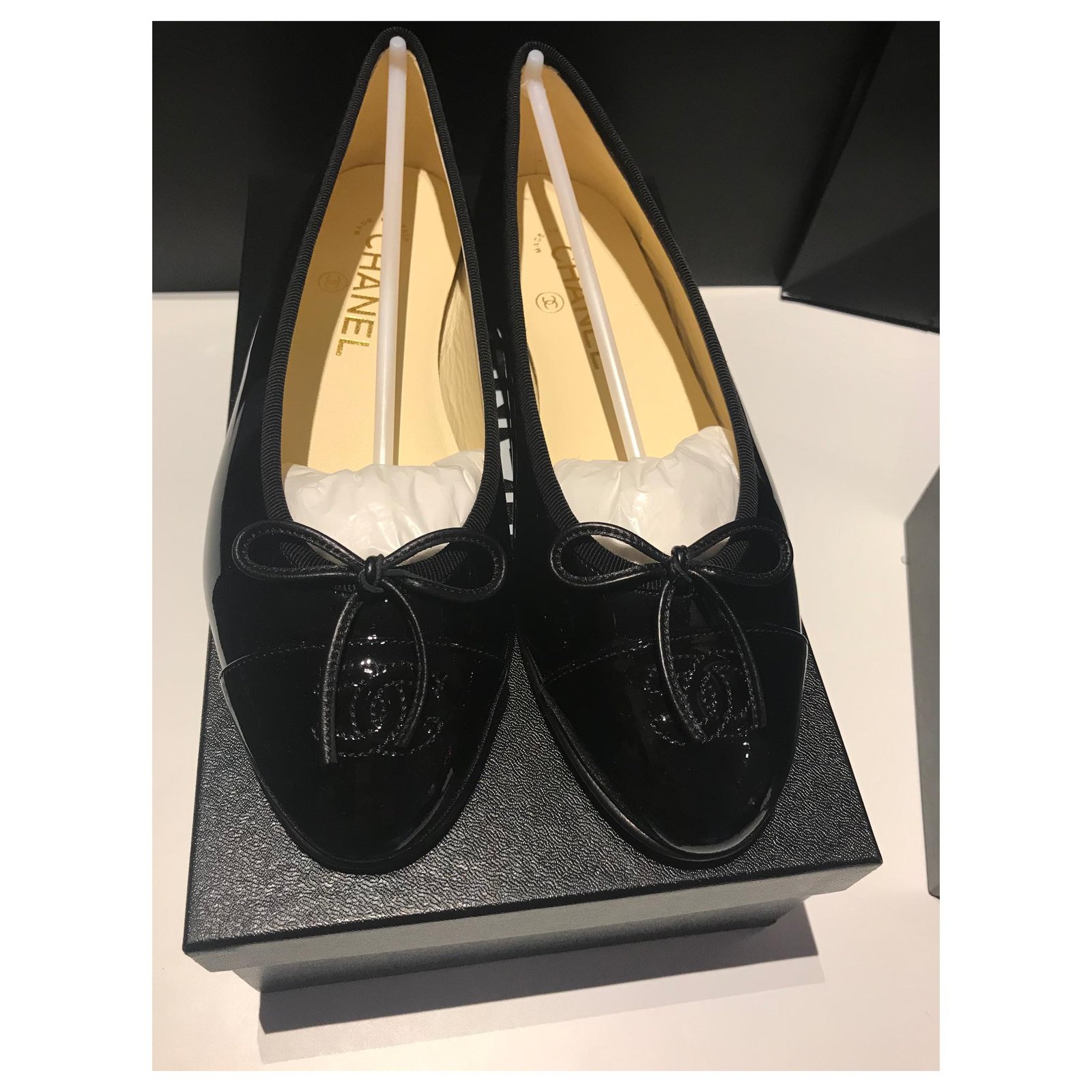 Chanel ballerinas in black patent calf leather 37 , sold with box