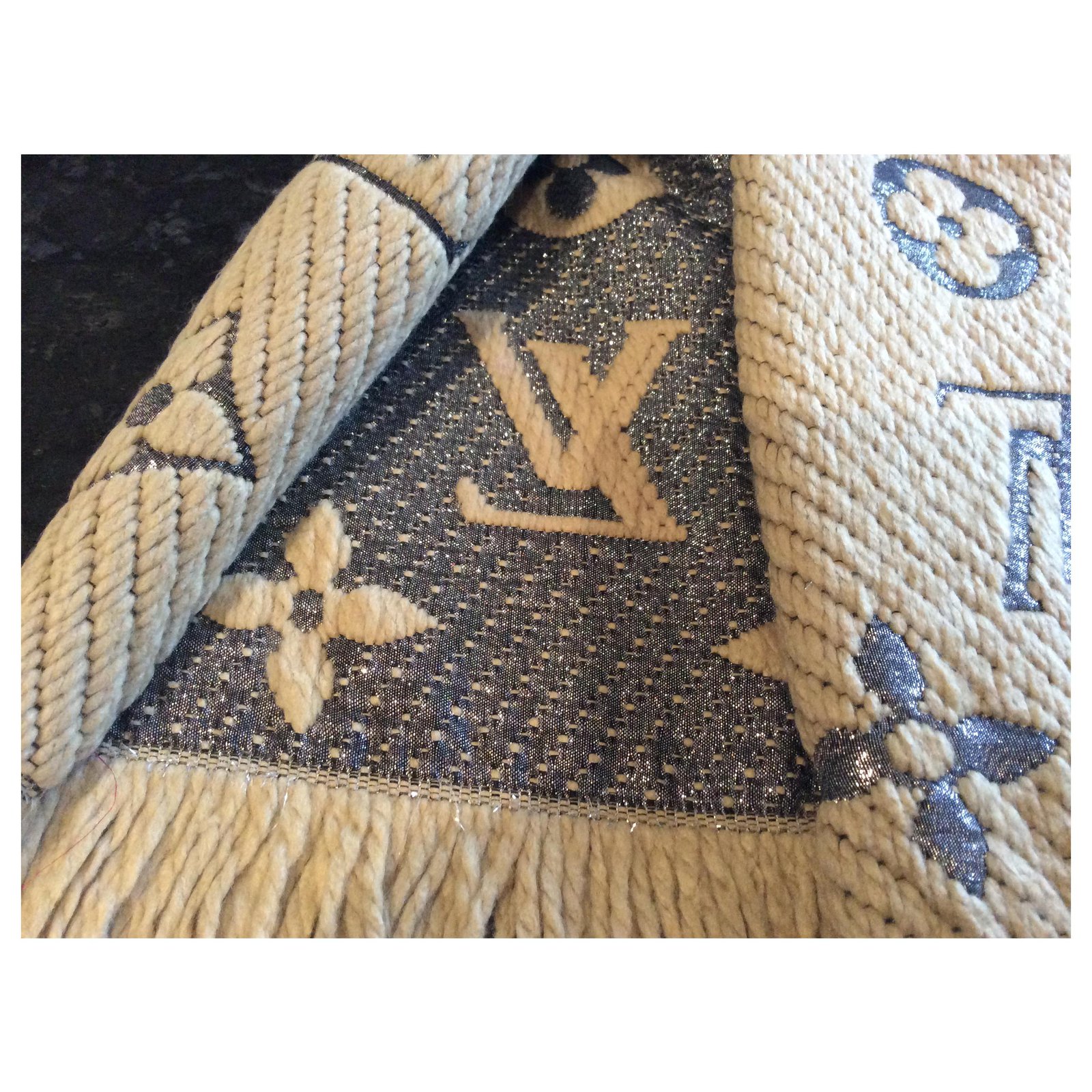 Louis Vuitton Logomania Scalf Beige Wool ref.165418 - Joli Closet