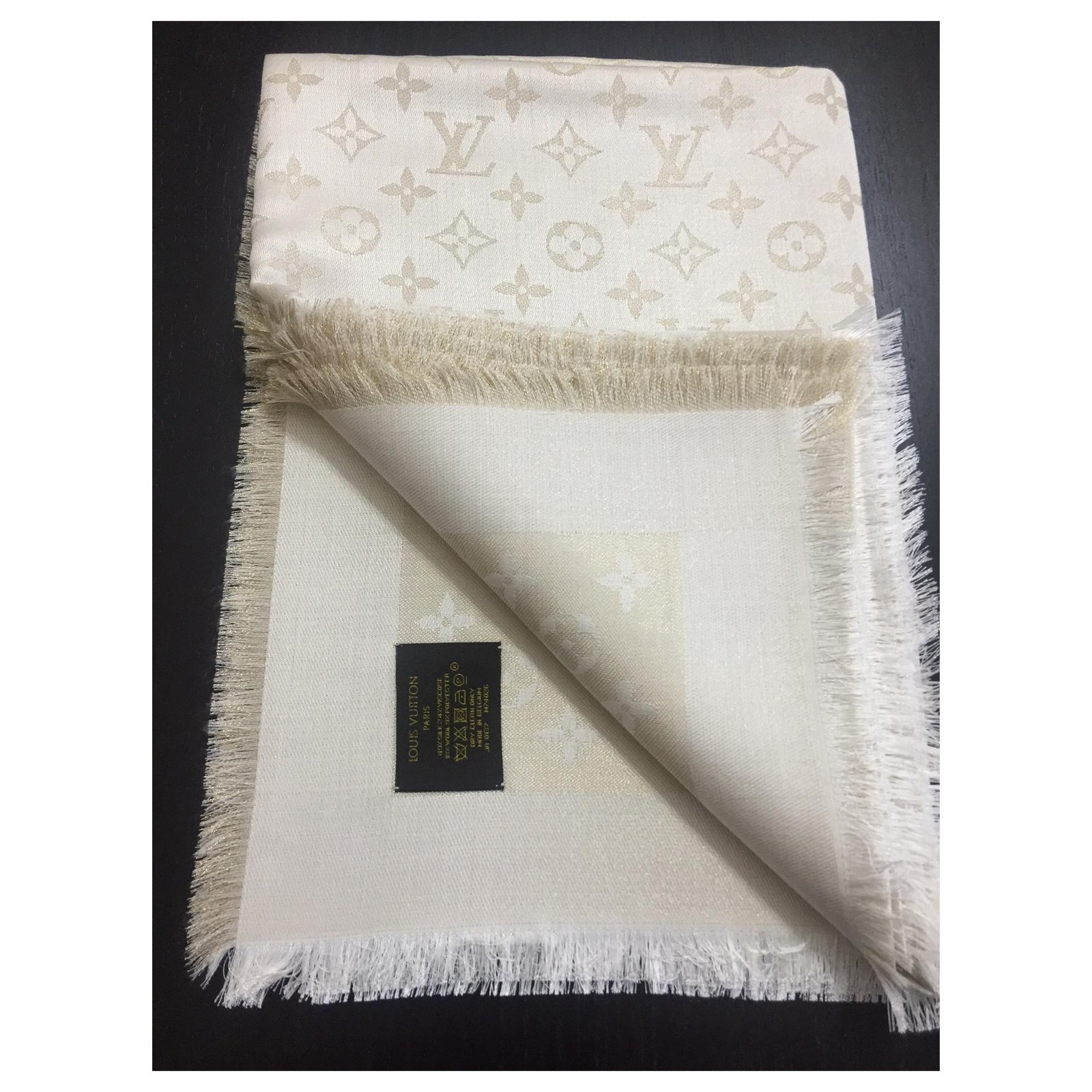 Louis Vuitton Monogram Scarf Beige Silk ref.121575 - Joli Closet