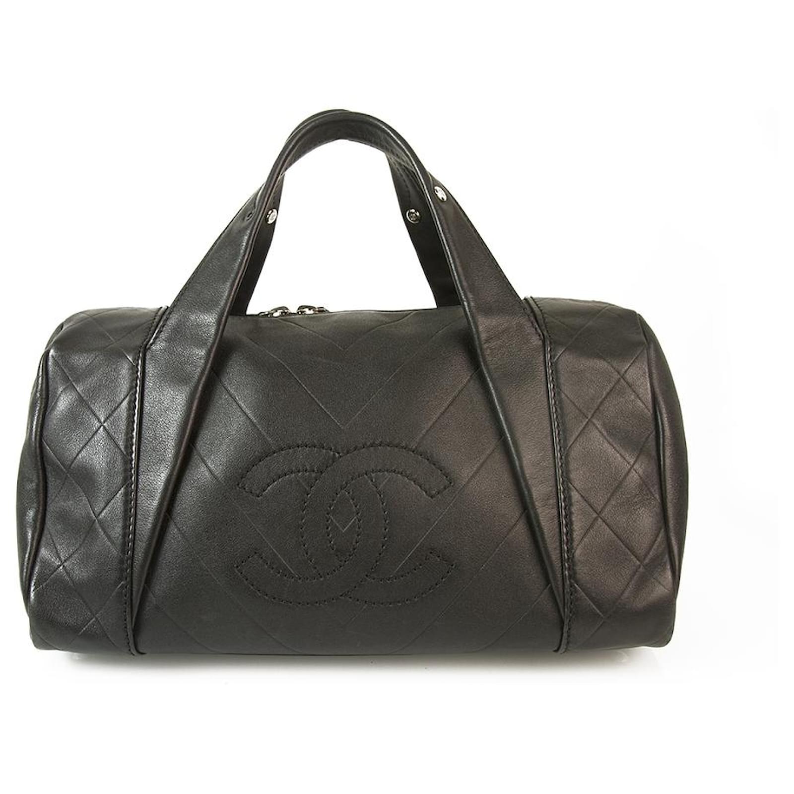 CHANEL Sac Bowling Medium en Cuir Noir avec V Matelassé et avec anses