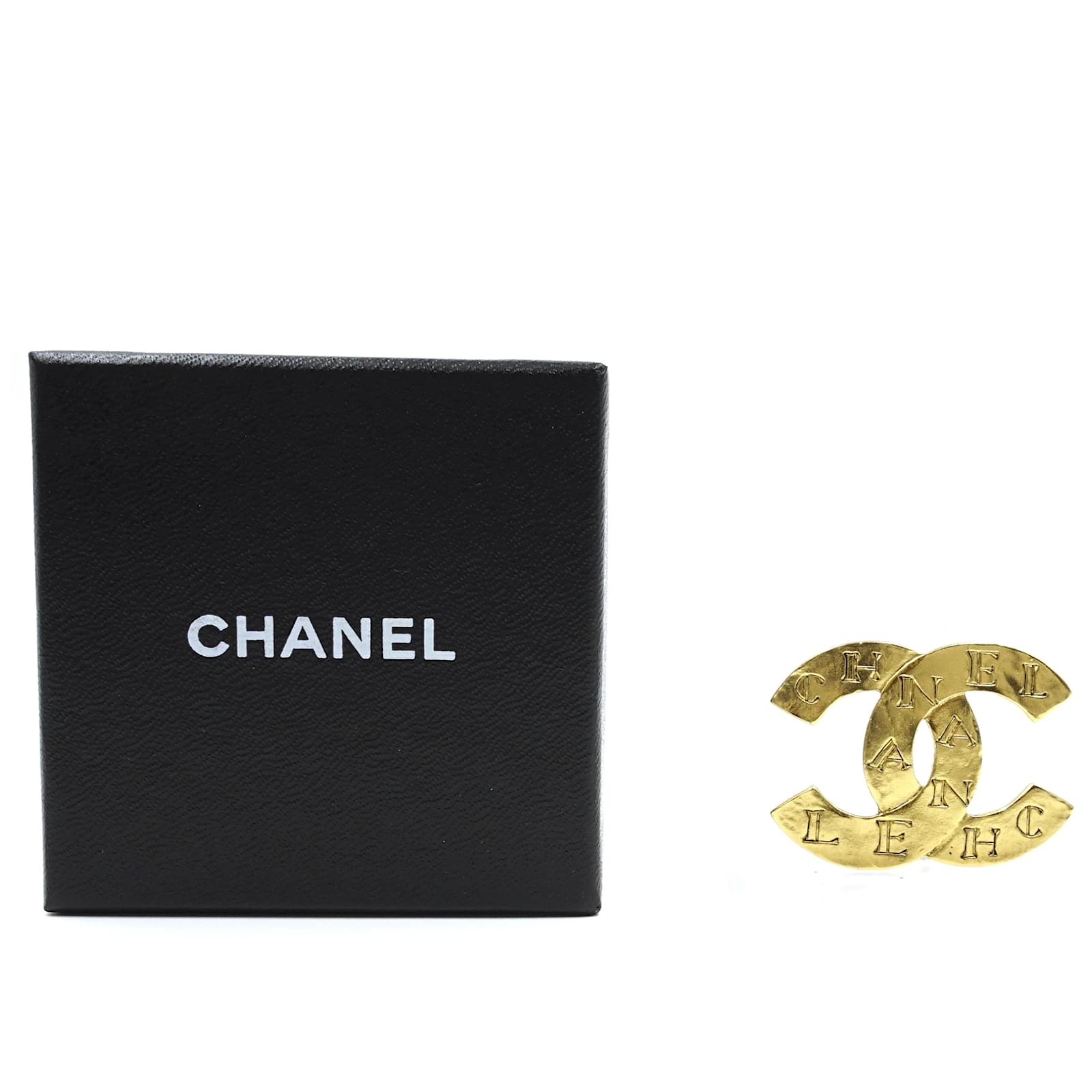 Chanel Spilla Chanel In Oro Con Scritta Cc Incisa Perni Spille Metallo D Oro Ref 167924 Joli Closet