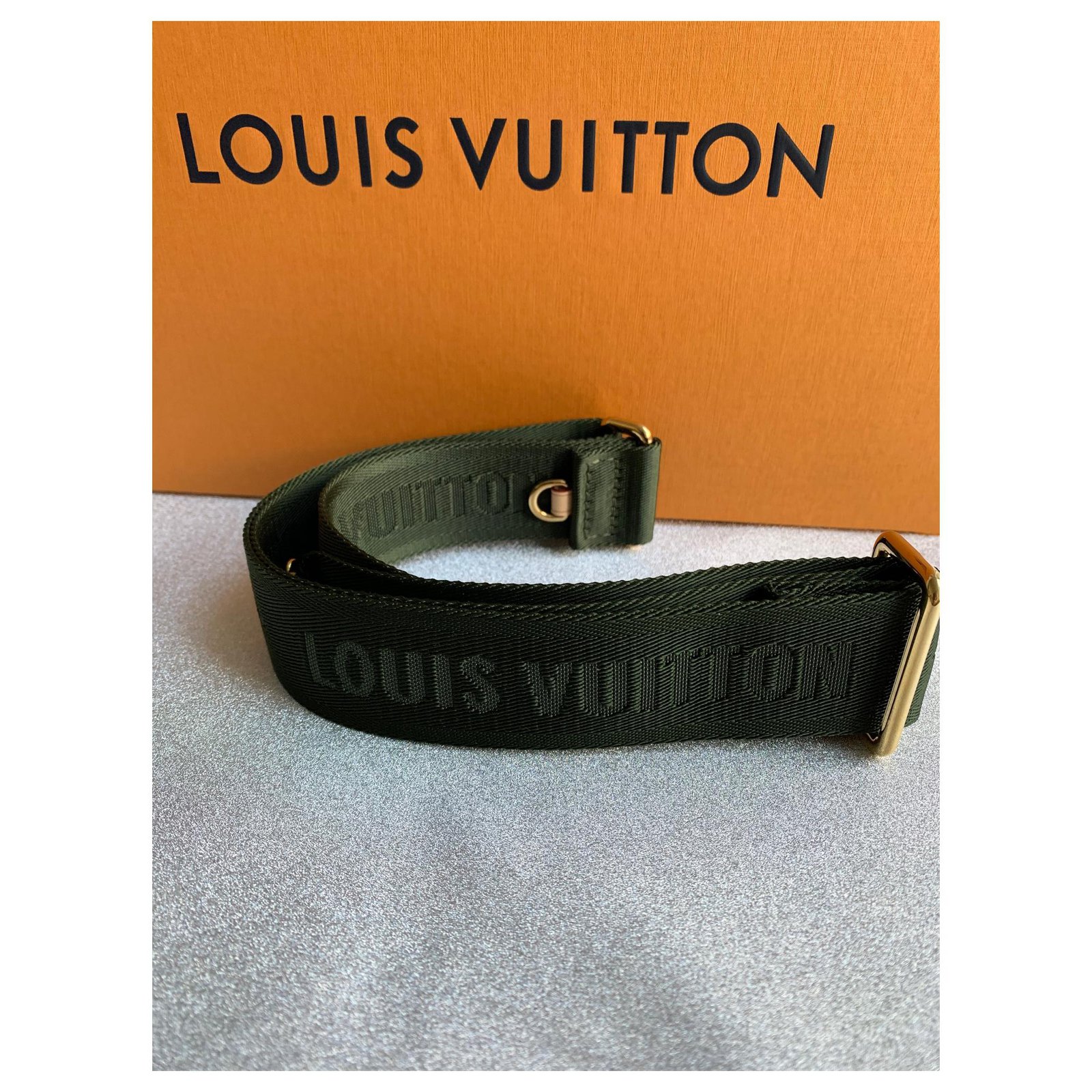 Louis Vuitton Sangle de guitare verte ref.180370 - Joli Closet