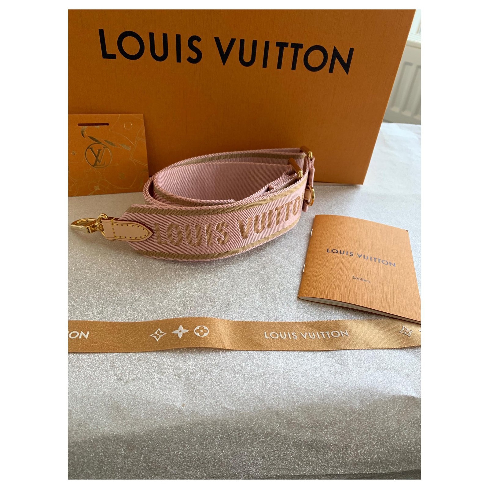Louis Vuitton Guitar strap pink Beige ref.162214 - Joli Closet
