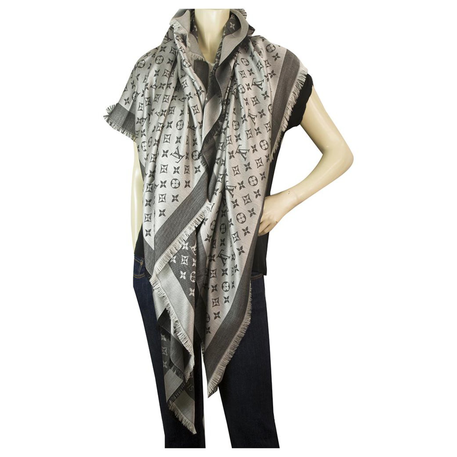 LOUIS VUITTON SCARF MONOGRAM SHAWL M71329 this shawl is printed tone on  tone with the Monogram pattern.…