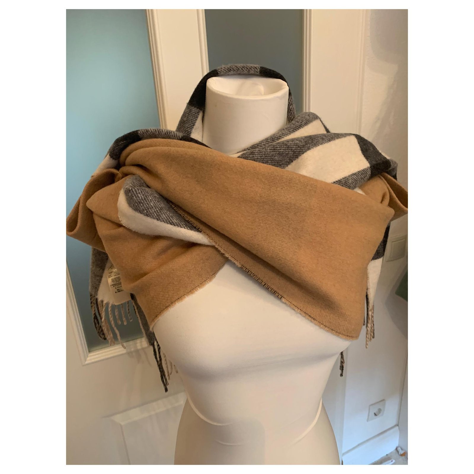 Burberry Silk scarves Beige ref.227265 - Joli Closet