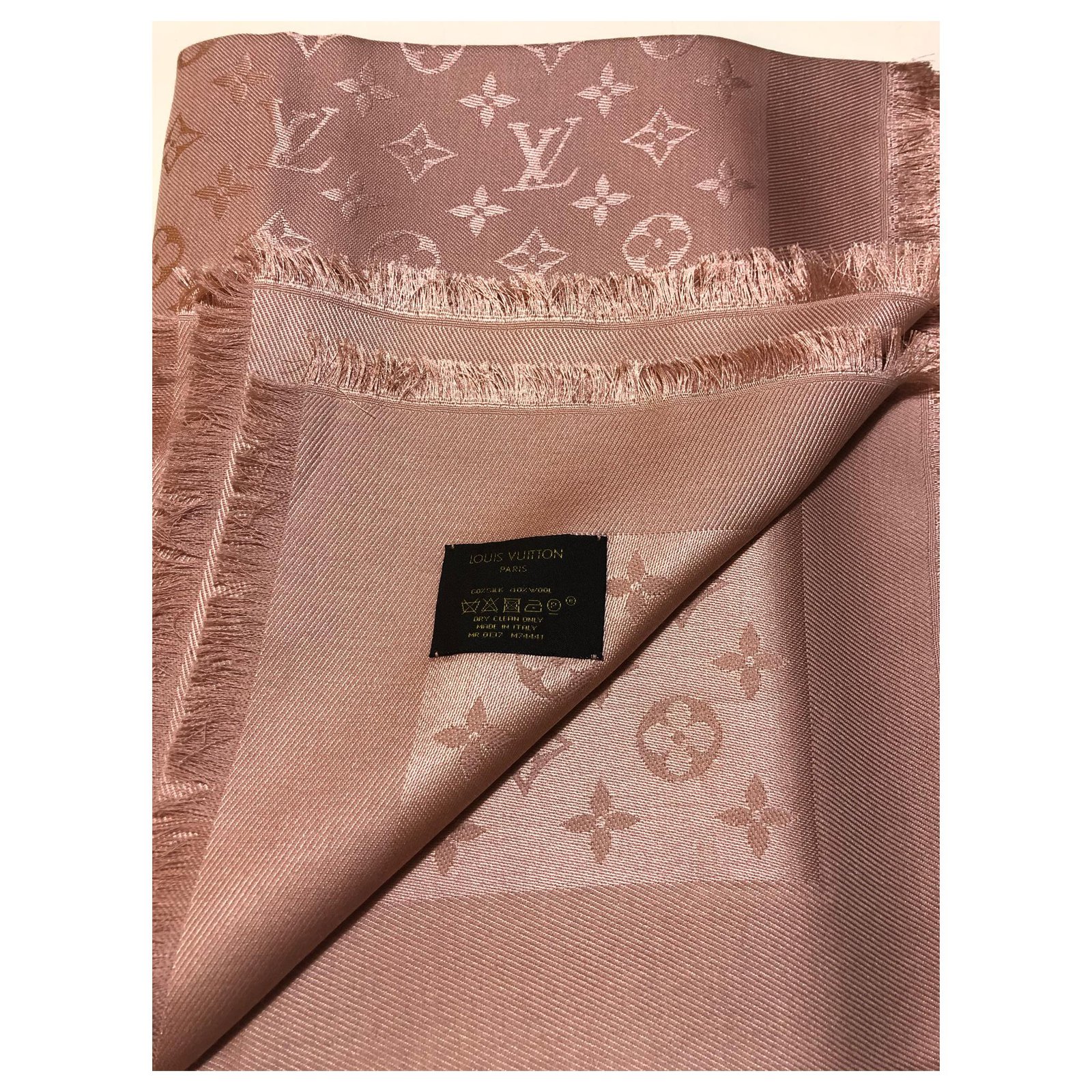 Louis Vuitton monogram shawl Silk ref.239868 - Joli Closet
