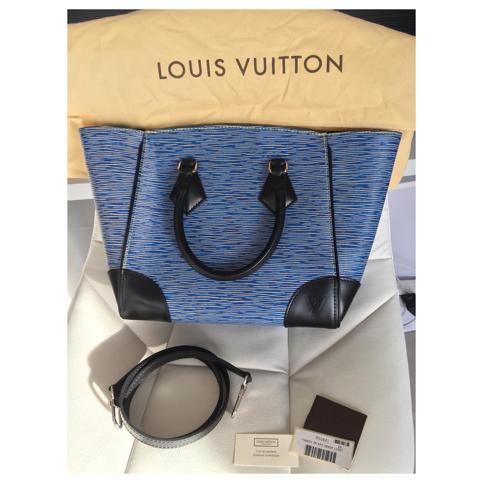 Sac à main Louis Vuitton Phenix en cuir épi bleu-jean et cuir noir, Louis  Vuitton x Nigo Heart Printed Grey Sweatshirt