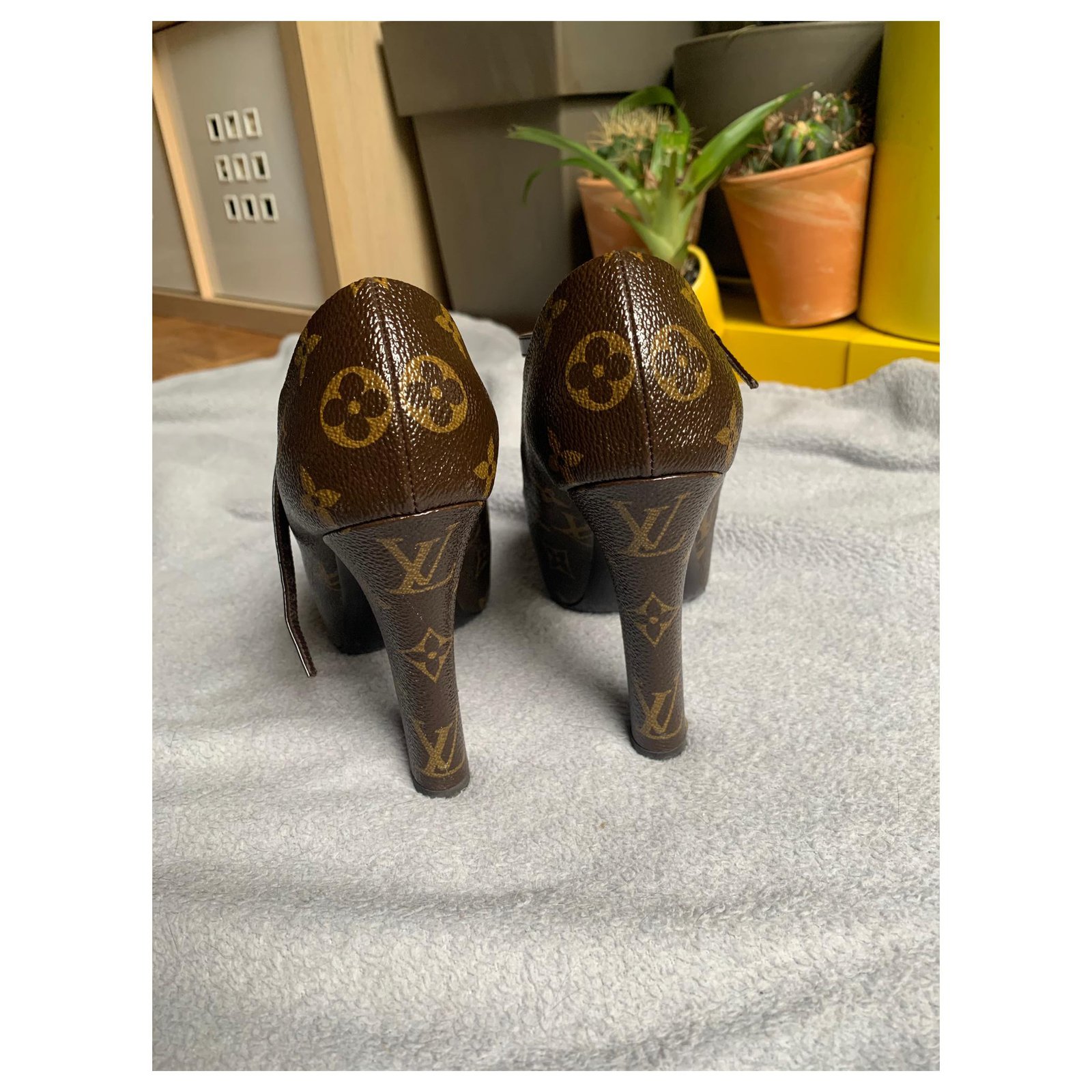 Tacones Louis vuitton Marrón talla 37 EU de en Cuero - 26806554