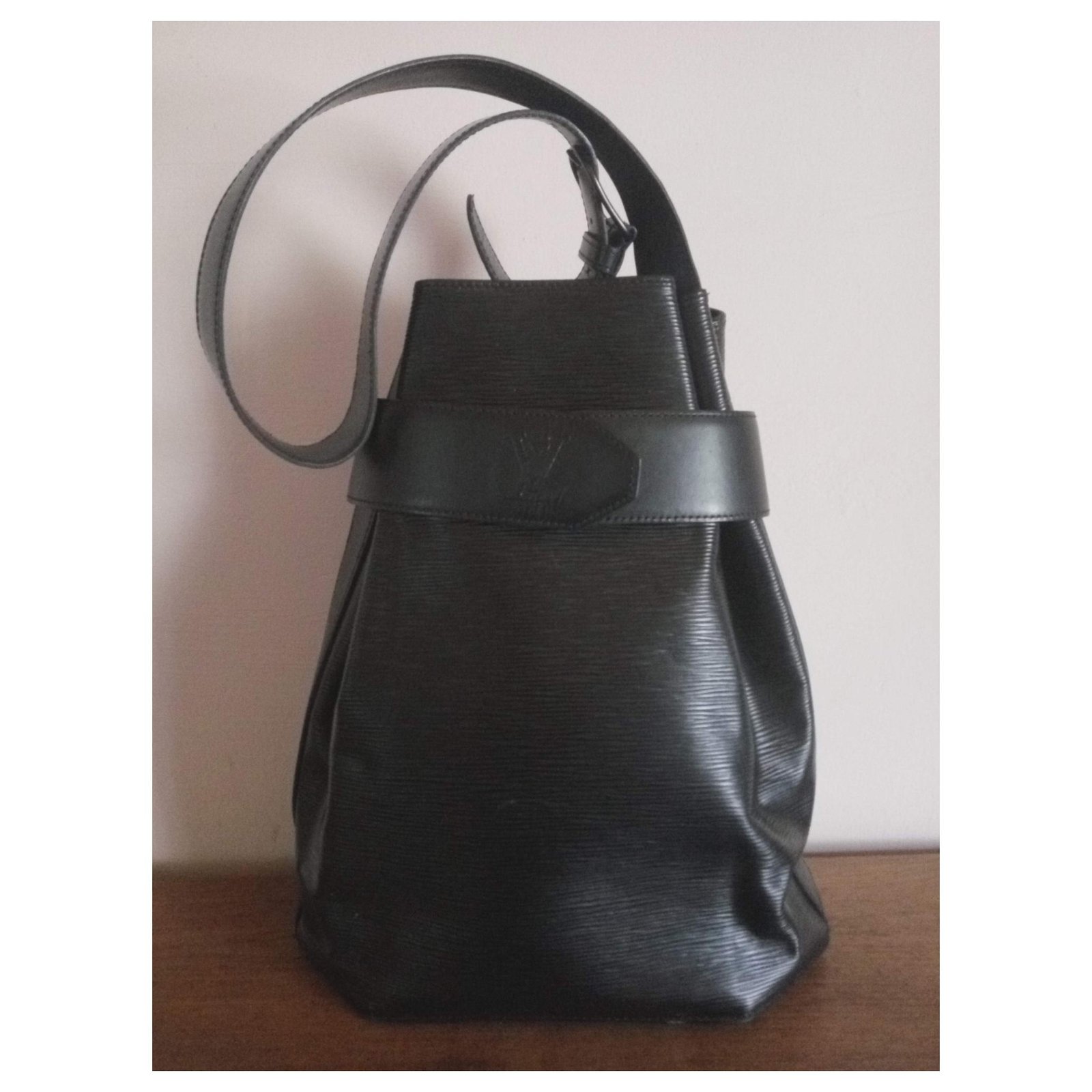 Louis Vuitton Vintage LV bucket bag Black Leather ref.176646 - Joli Closet