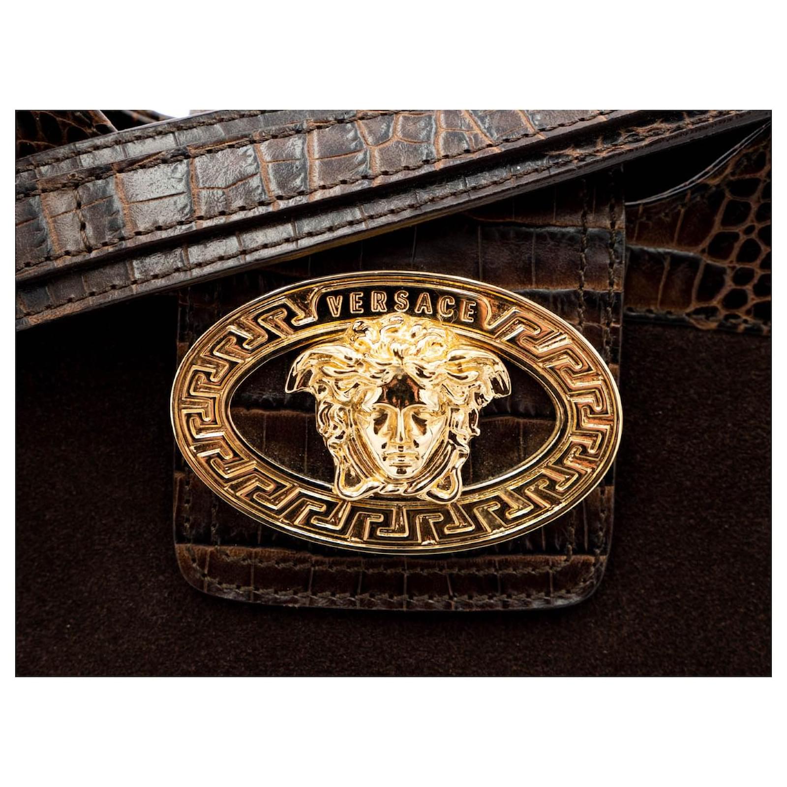 Sac Versace en daim et cuir exotique en croco couleur marron orn?� de l�??iconique plaque dor?�e 