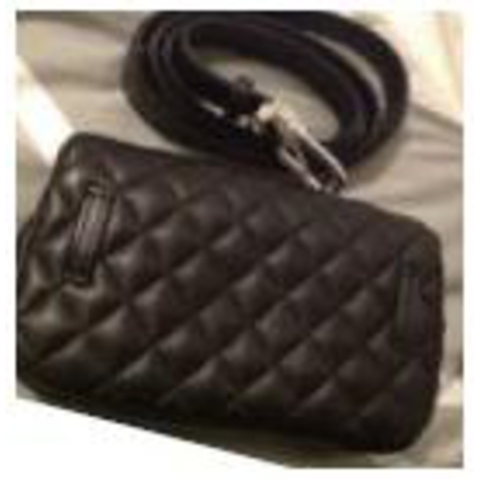 Lot - CHANEL, Pochette ceinture en cuir vernis matelassé noir Garniture en  métal doré Taille de la ceinture 85 L'intérieur en agneau noir