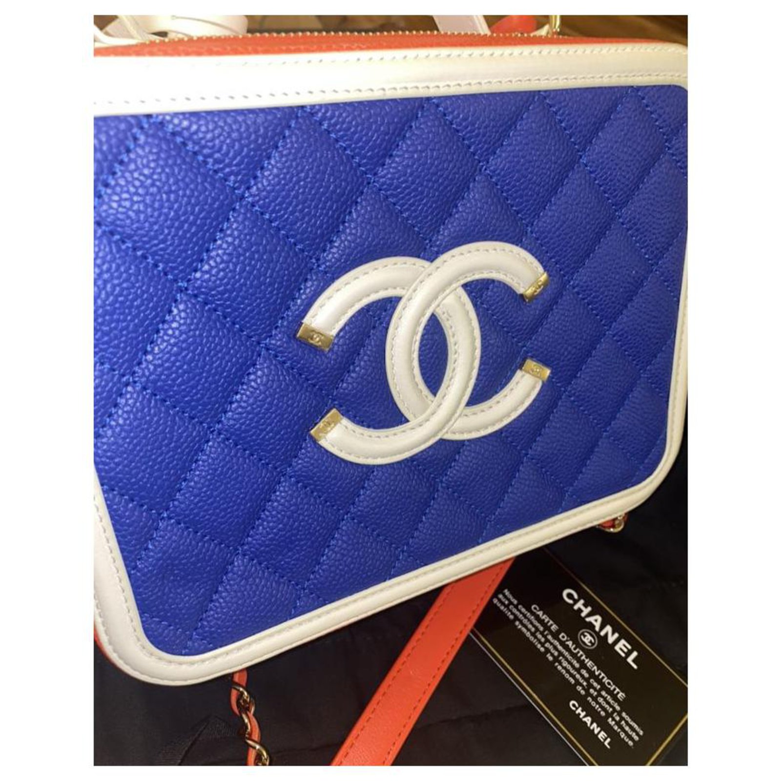 Chanel CC Filigree Vanity Case Medium Blue Red White Caviar Leather Golden  ref.178997 - Joli Closet