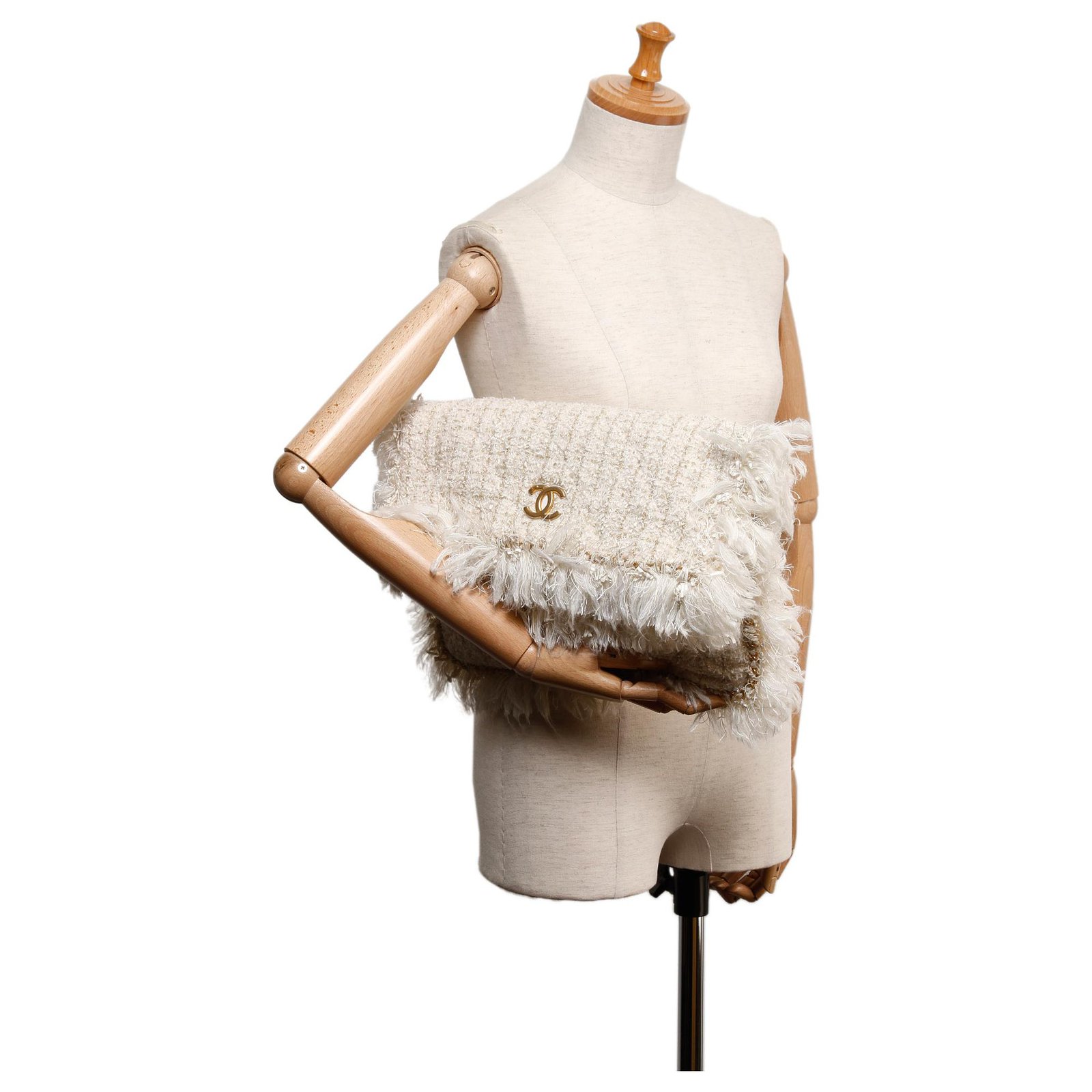 Chanel White Paris-Cosmopolite Tweed Fringe Clutch Bag Golden Cloth ref.179367  - Joli Closet