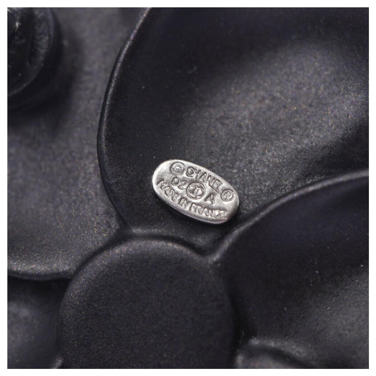 Broche Camélia En Cuir Noir Grainé - Environ 6 Cm - Occasion Comme Neuve - Boutique Parisienne