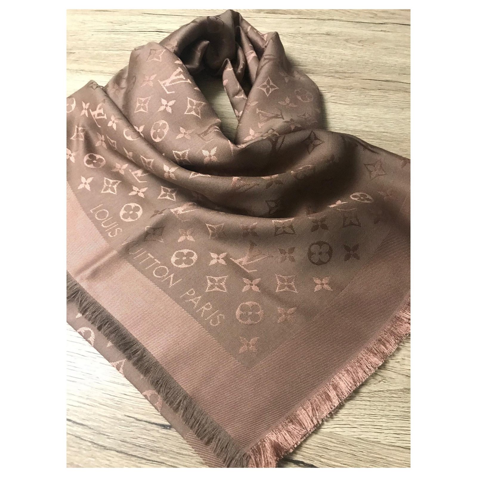 Louis Vuitton cappuccino shawl Brown Chocolate Silk Wool ref.182143 - Joli  Closet