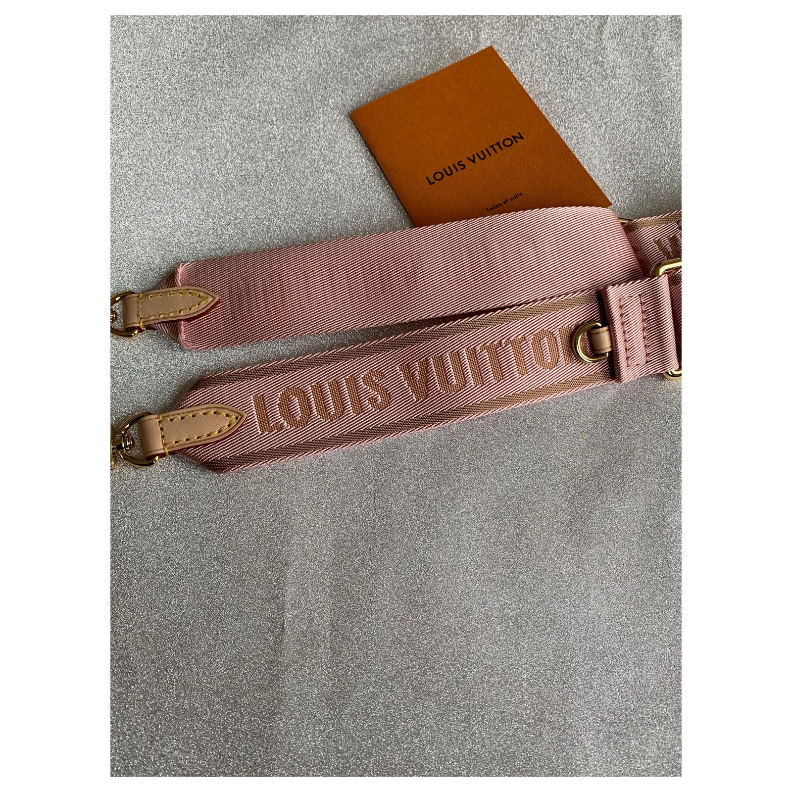 Louis Vuitton Guitar strap pink ref.183131 - Joli Closet