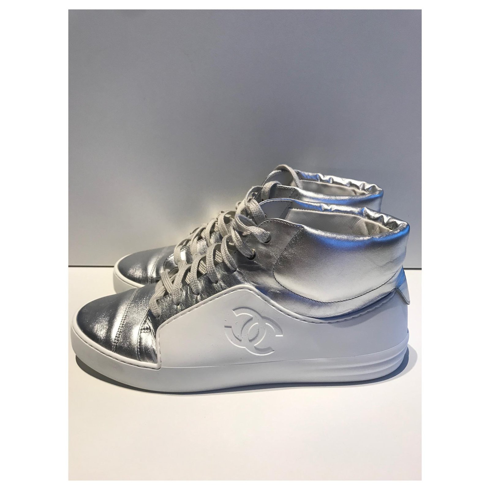 Chanel White & Silver Sneakers, taille 40. Excellent état . Silvery Leather  ref.185985 - Joli Closet