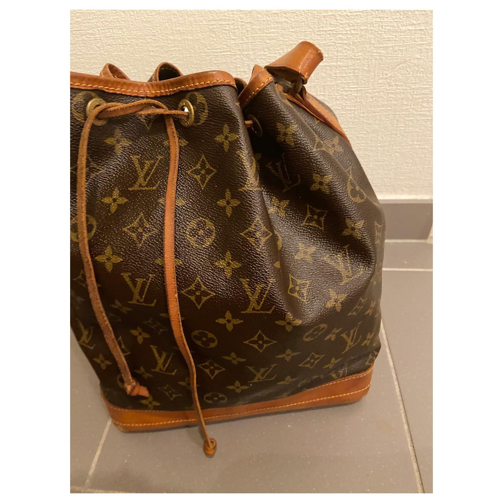 Sac bourse en cuir marron foncé Louis Vuitton, €845