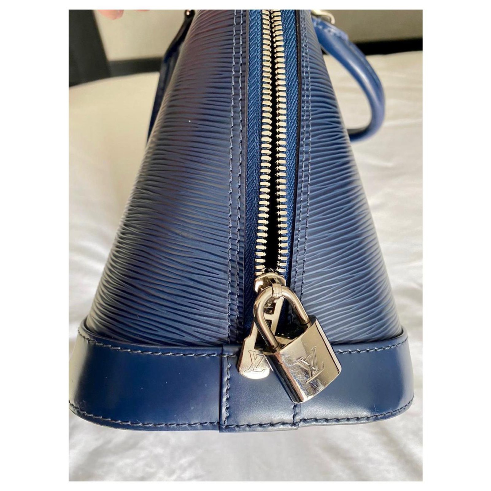 Louis Vuitton IMPECCABLE ALMA MARINE VUITON BAG Navy blue Leather  ref.188829 - Joli Closet
