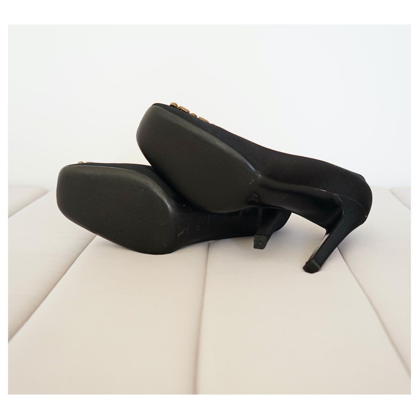 Louis Vuitton Heels Black Satin ref.189131 - Joli Closet