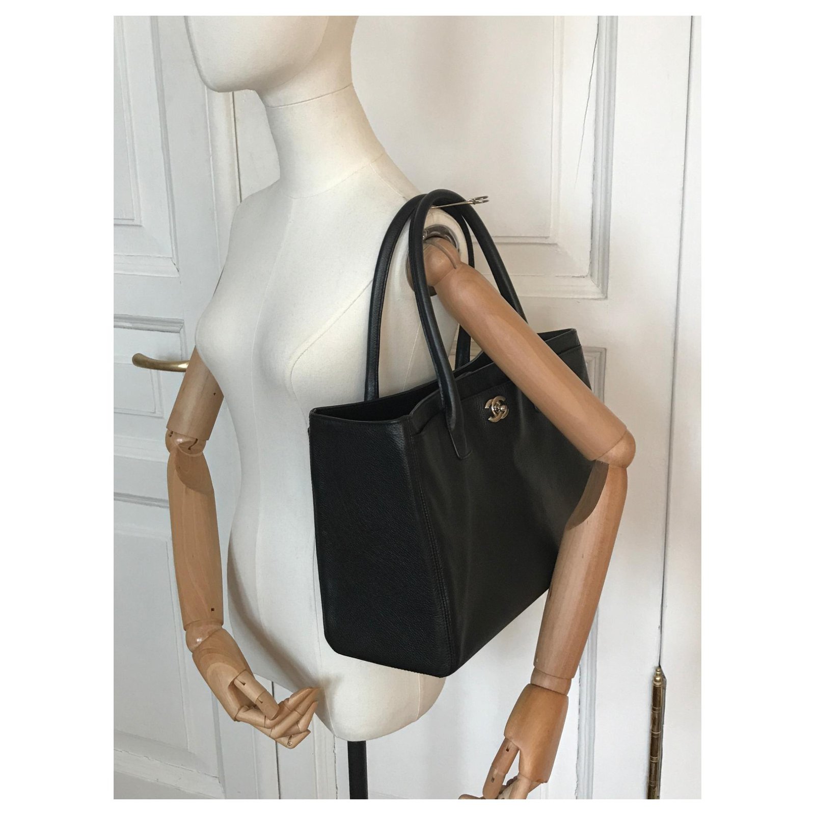 Chanel 35 cm Executive Cerf Tote bag in Black Leather ref.192138 - Joli  Closet