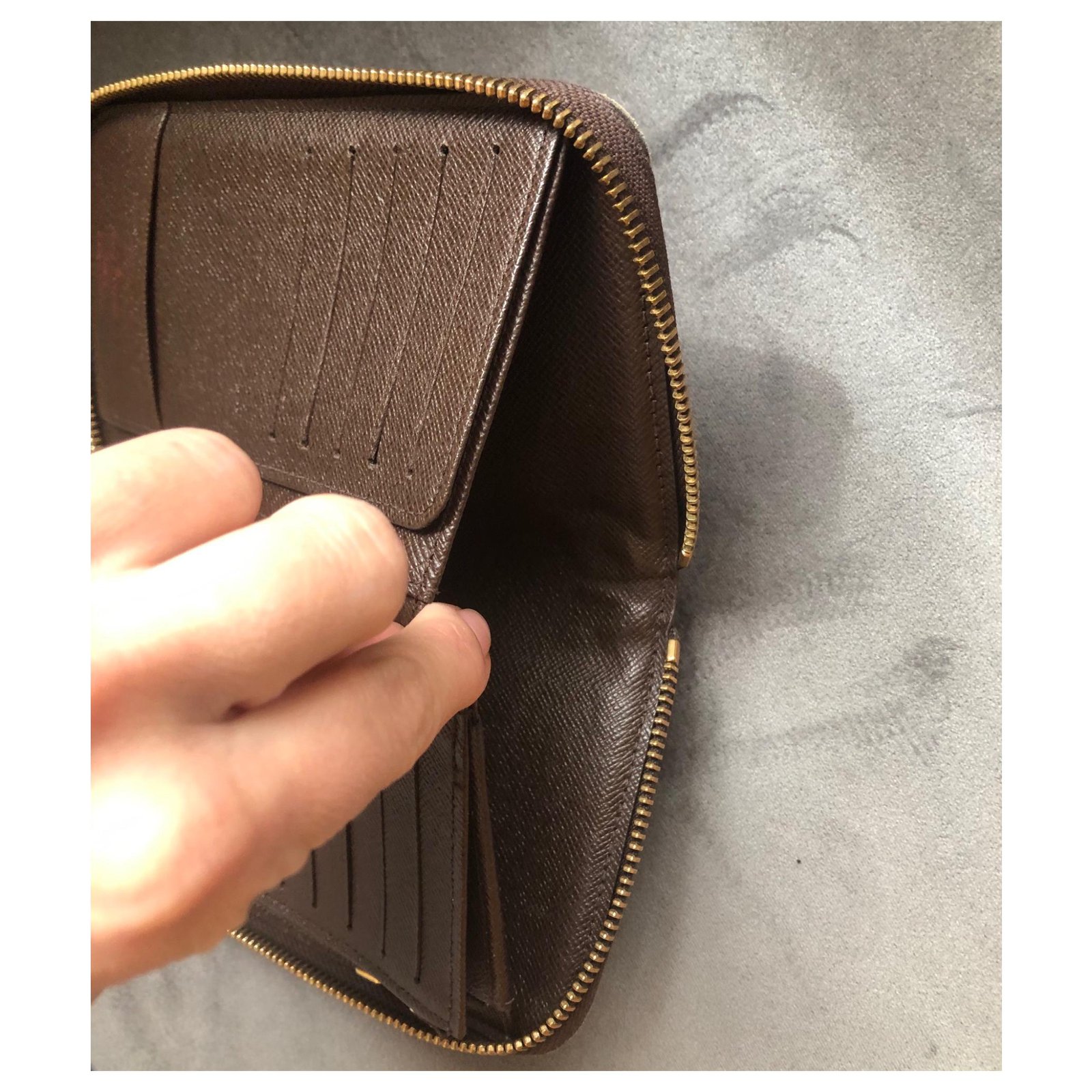 Louis Vuitton Brown Monogram Compact Zippy Wallet Cloth ref.964758 - Joli  Closet
