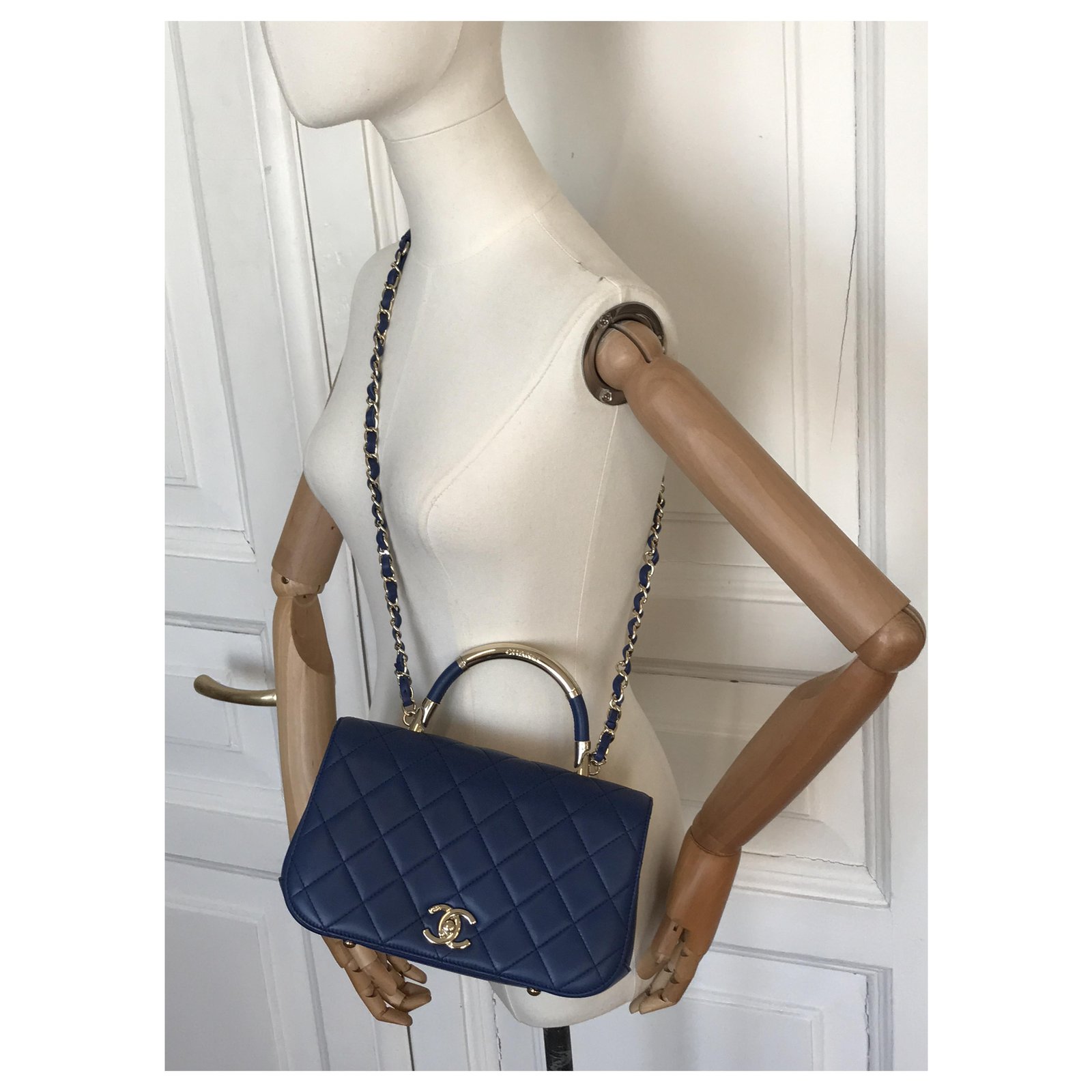 A bag by Chanel, Grand sac à rabat avec poignée 2017. - Bukowskis