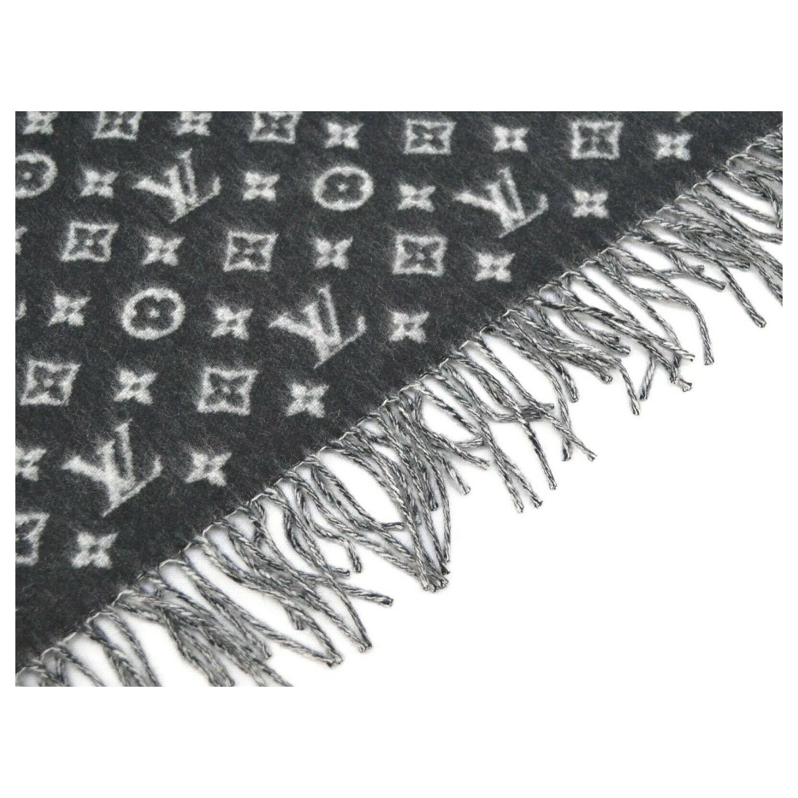 Louis Vuitton Scarf Fur ref.197561 - Joli Closet