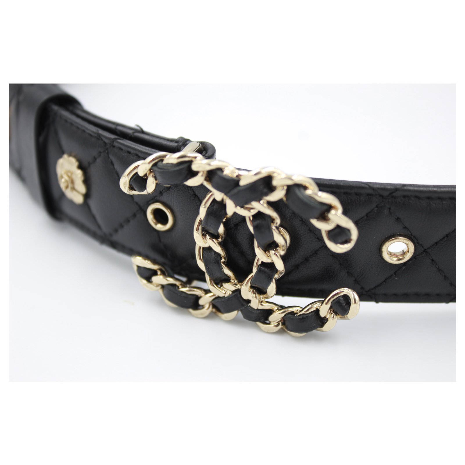 Chanel belt in black leather.