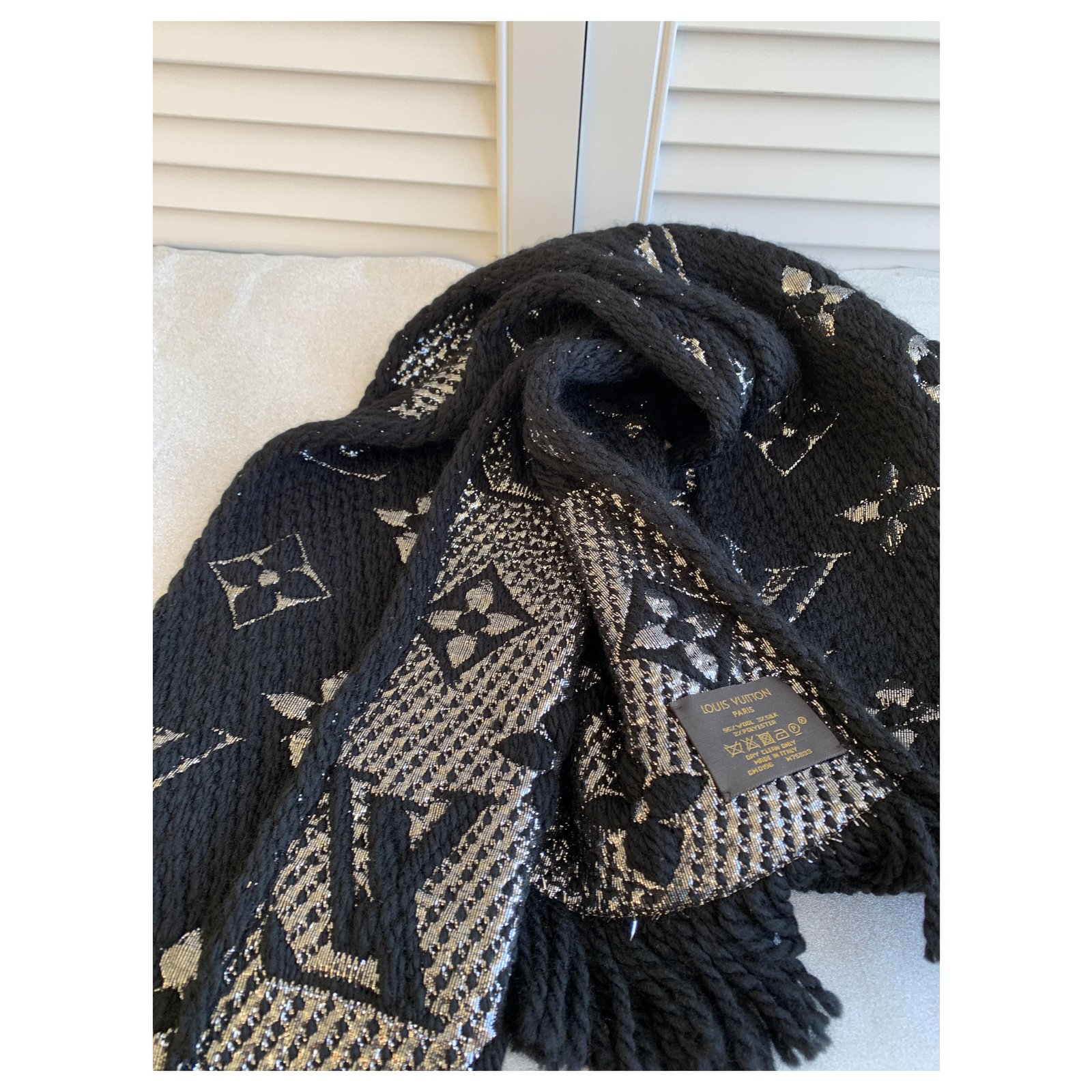 Louis Vuitton Silk scarves Black Silvery Metallic Wool ref.42424 - Joli  Closet