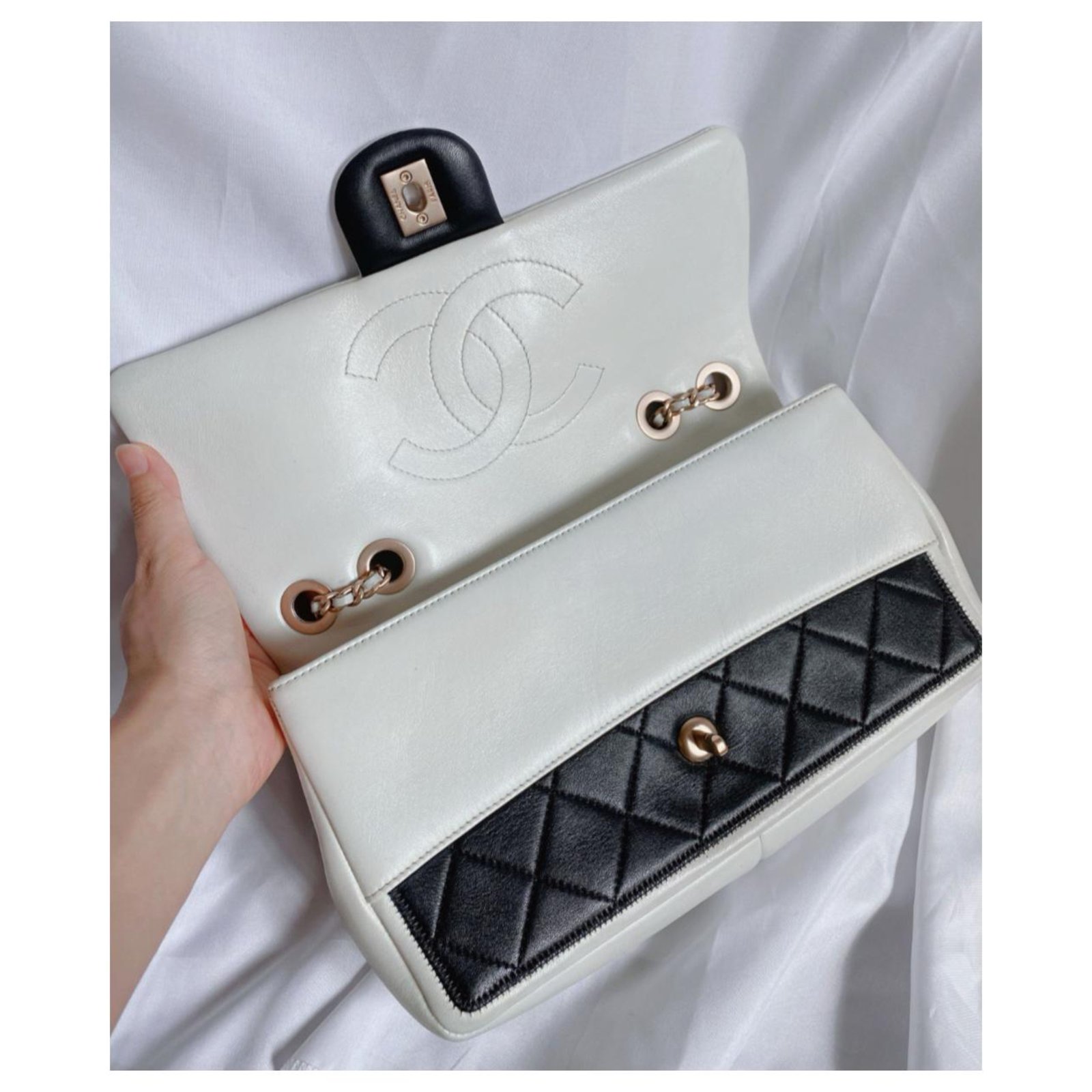 White Leather Chanel Medium Flap Bag Black ref.1025033 - Joli Closet