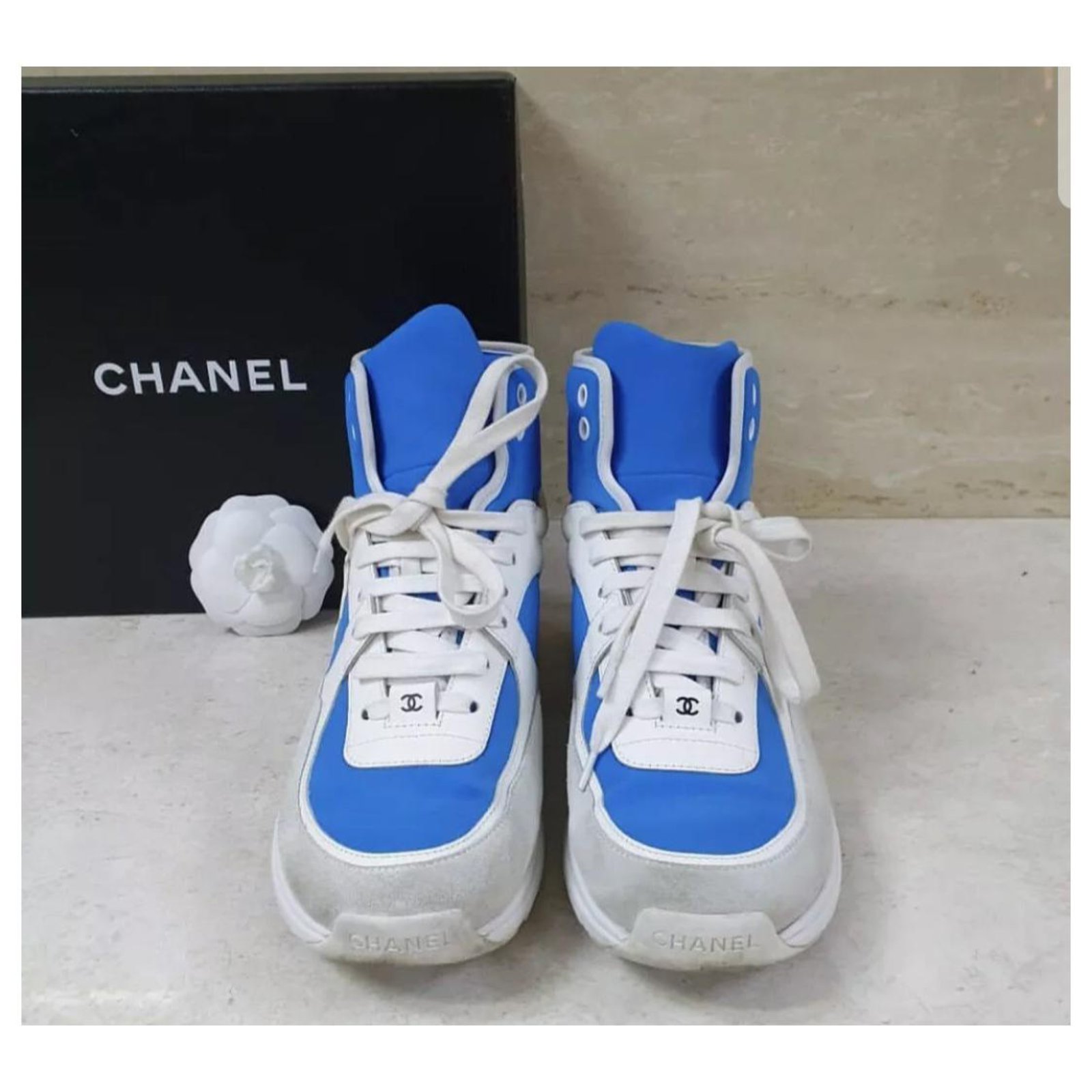 Chanel 2018 18S CC Logo Low Top Sneaker White/Silver/Blue 38.5