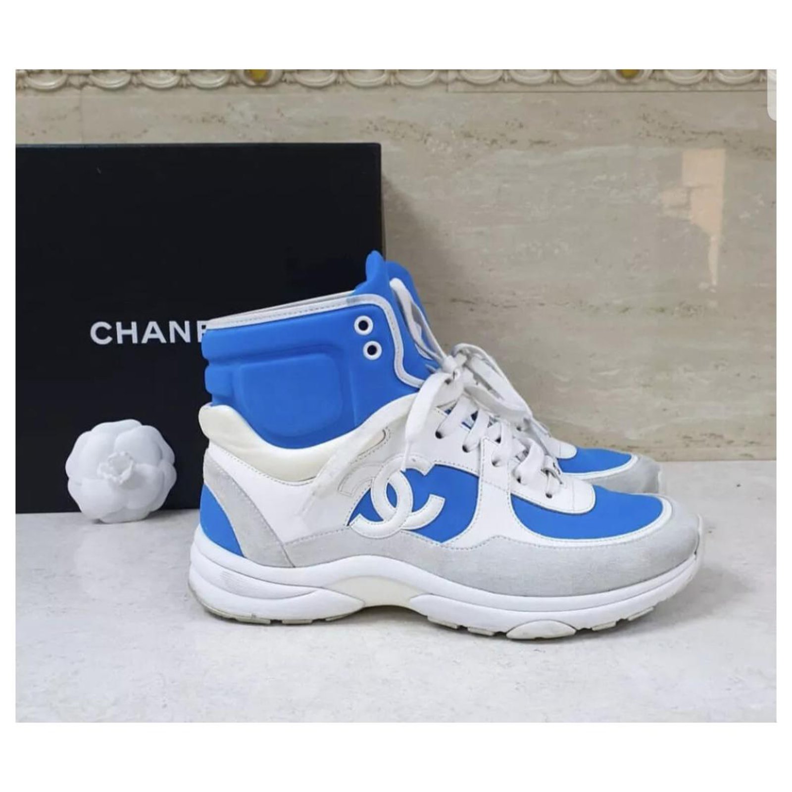 Chanel White Leather Gray Suede CC Logo High Top Sneakers EU 38,5 US 8,5  Blue ref.203381 - Joli Closet