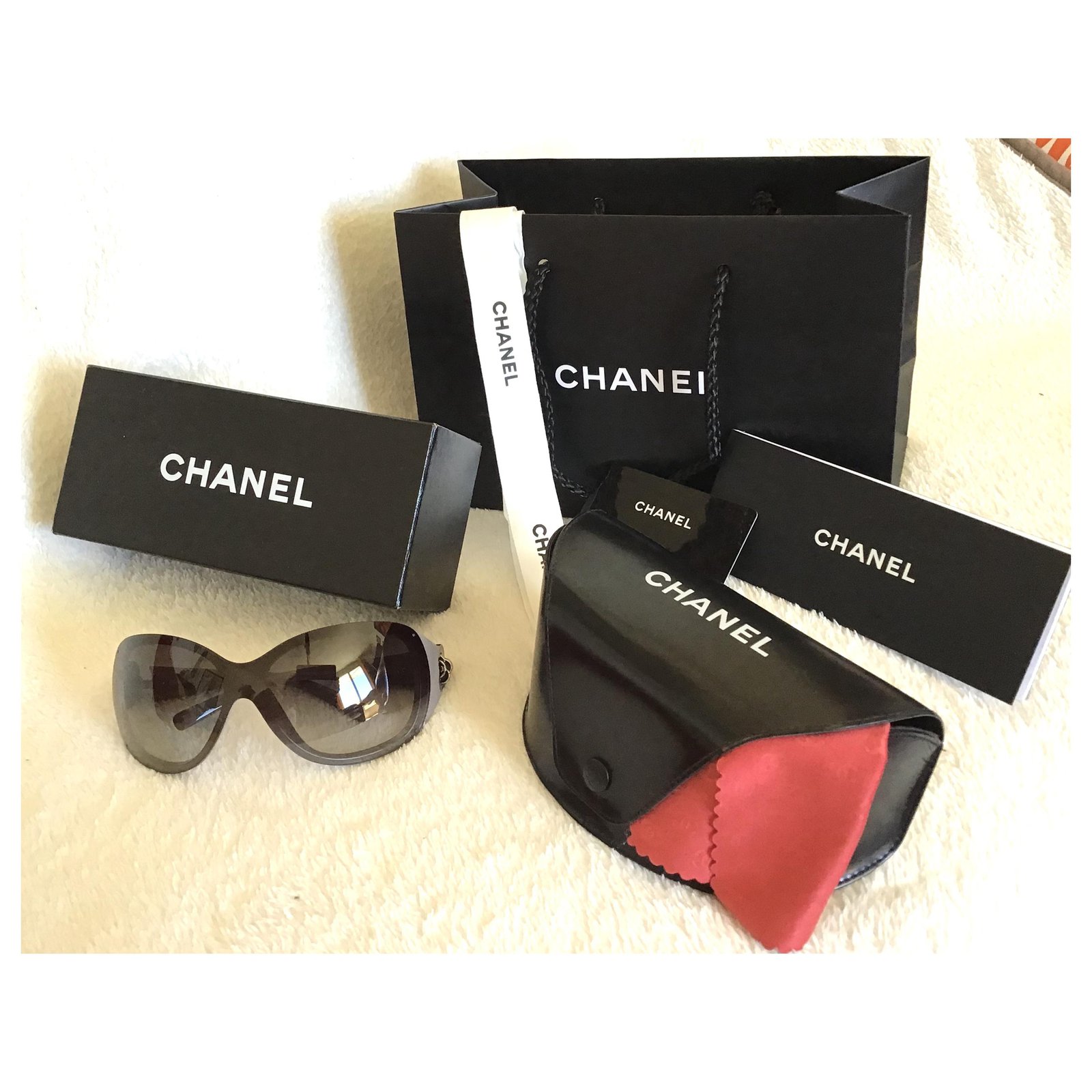 Chanel Flower camellia Black Grey Plastic ref.203580 - Joli Closet