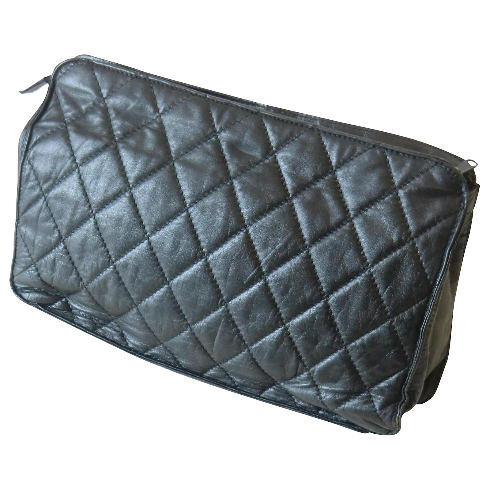 Chanel toiletry bag in black leather ref.207587 Joli Closet