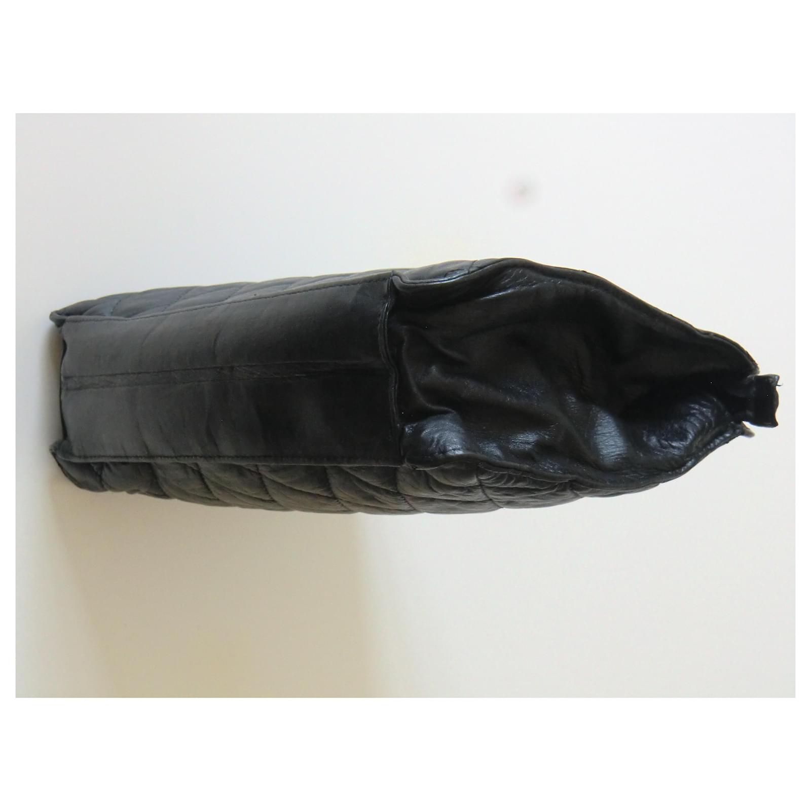 Chanel toiletry bag in black leather ref.207587 Joli Closet