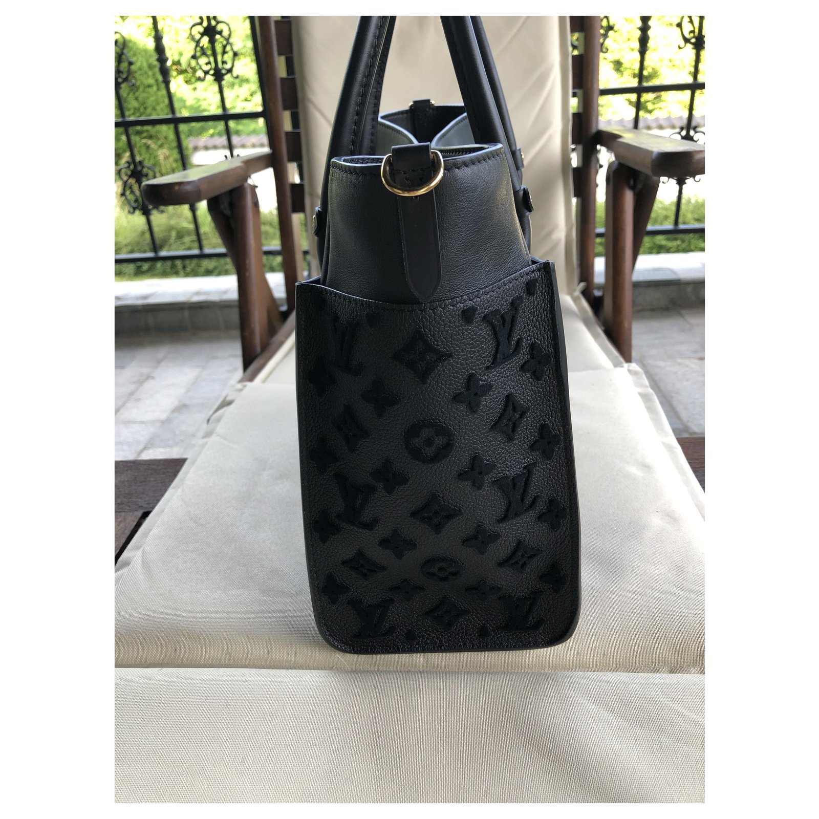 Louis Vuitton On My Side MM bag Black Leather ref.943220 - Joli Closet
