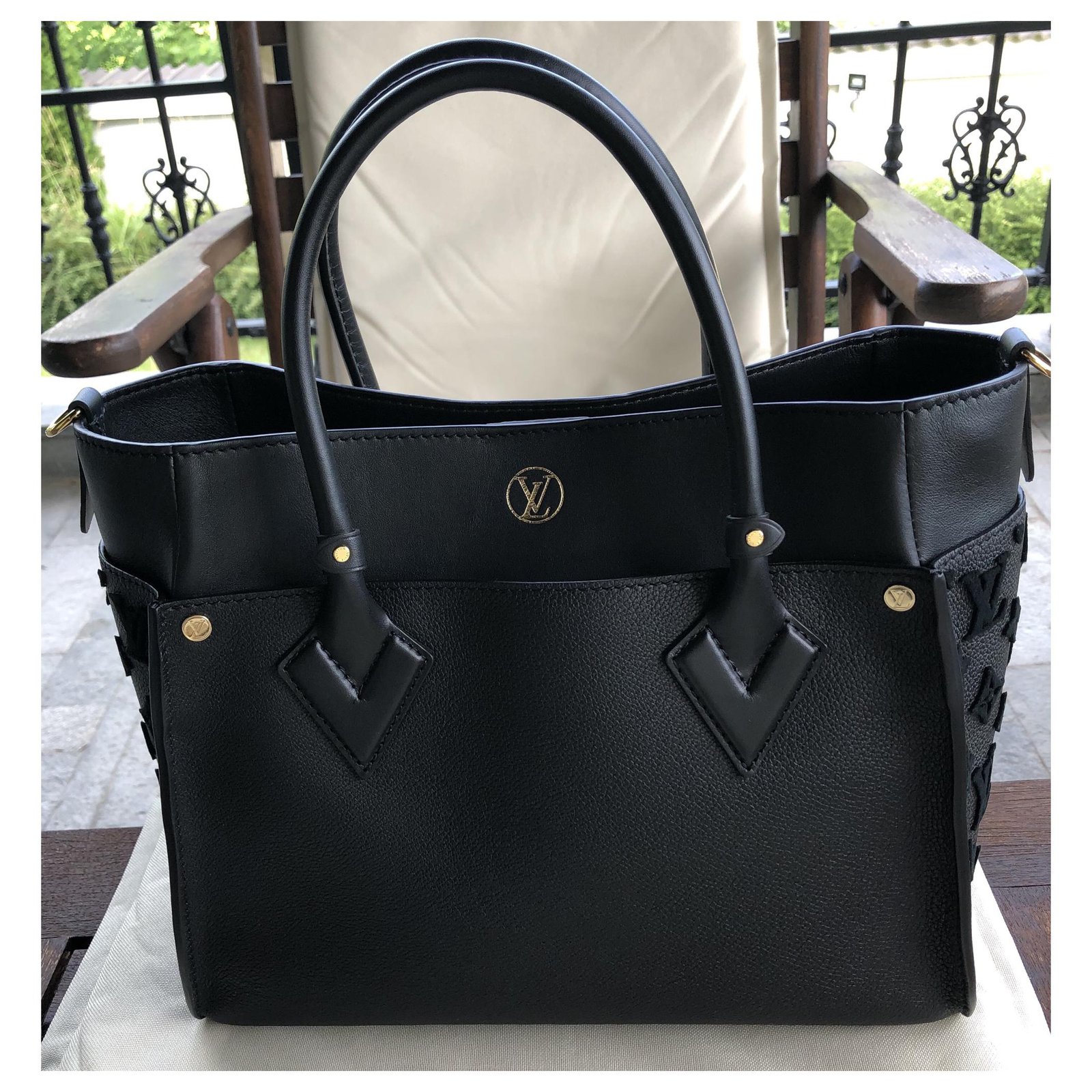 On my side leather handbag Louis Vuitton Black in Leather - 36434157
