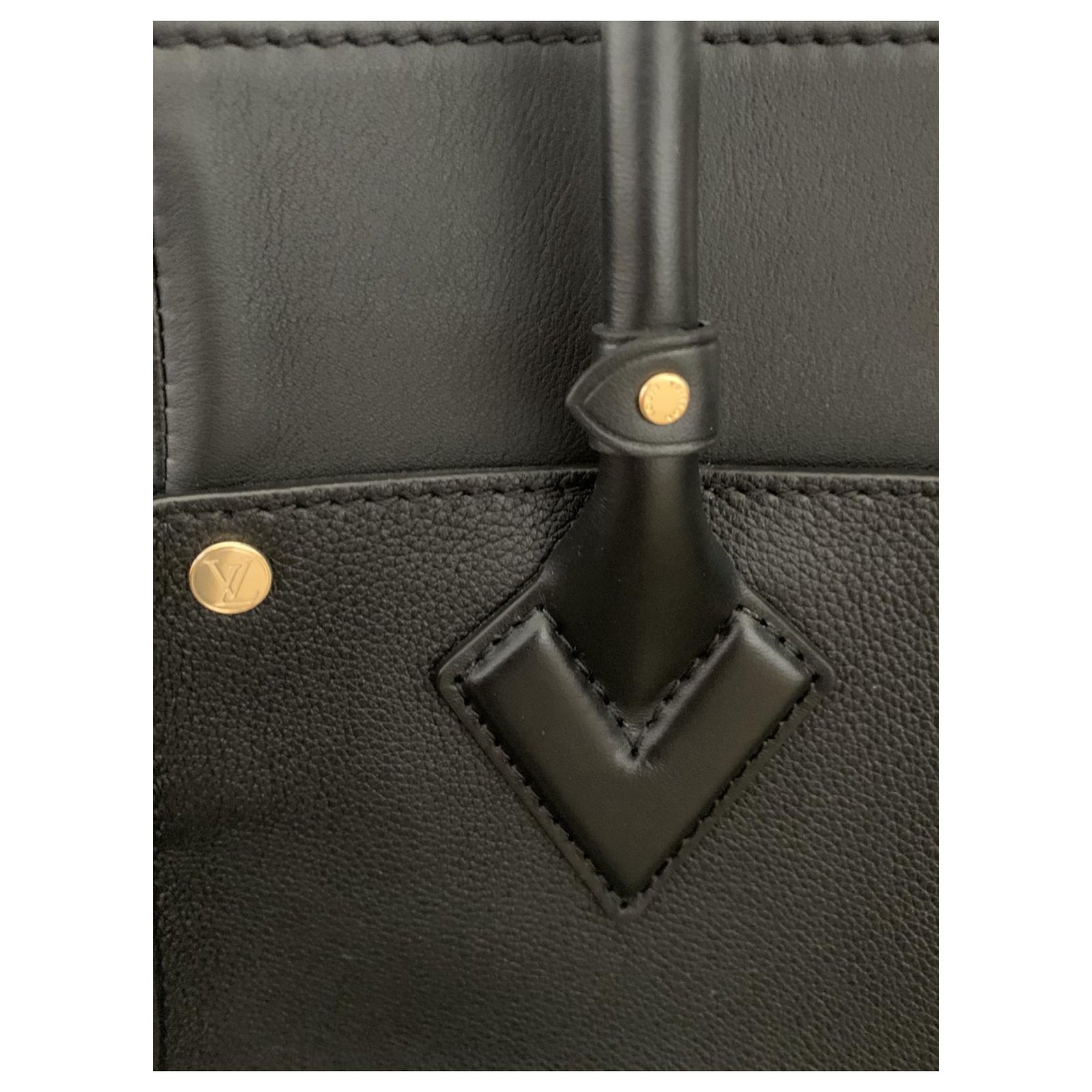Louis Vuitton on my side Black Leather ref.210385 - Joli Closet
