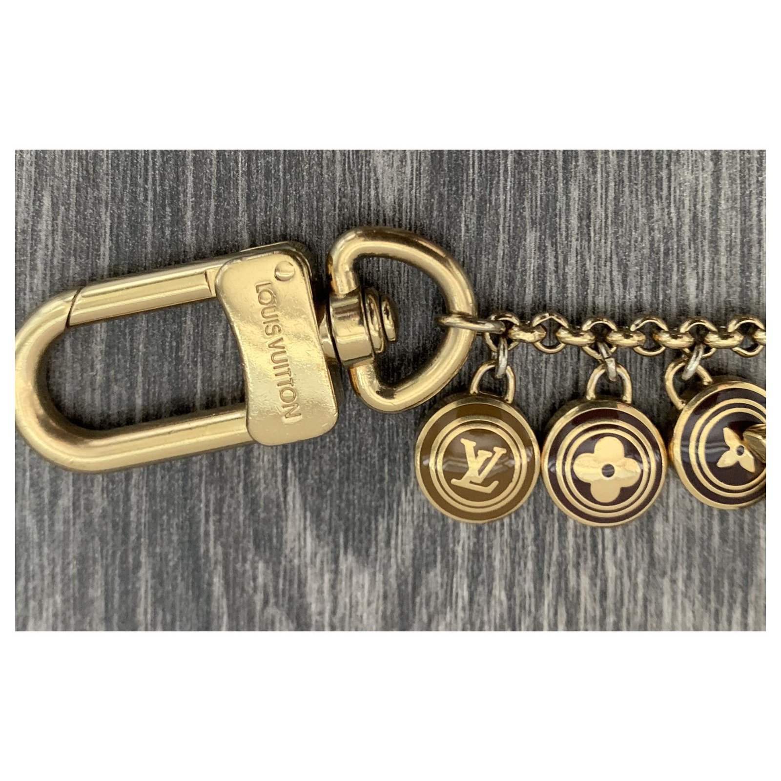 Louis Vuitton Bag charms Gold hardware Metal ref.210928 - Joli Closet
