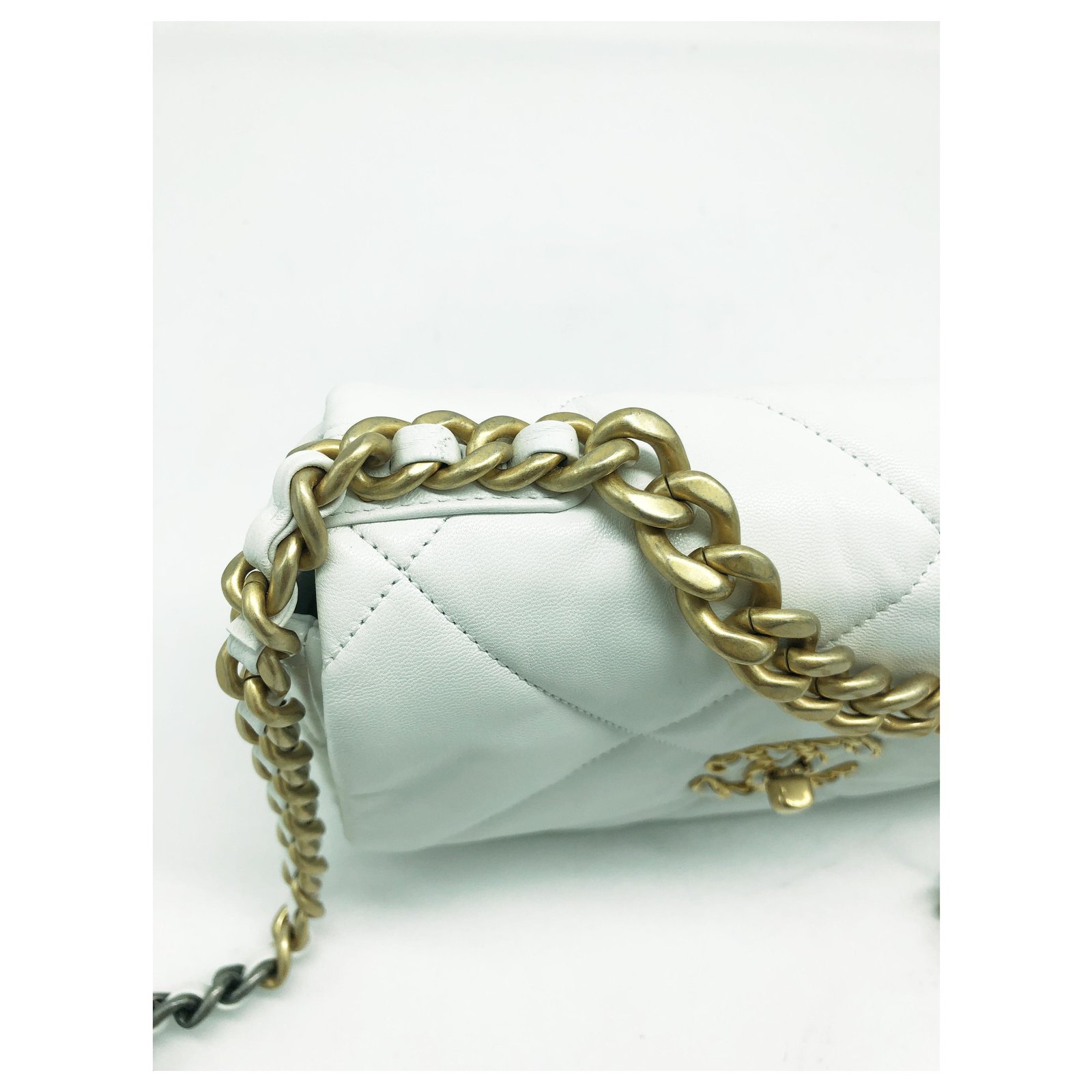 Chanel 19 White Leather ref.212847 - Joli Closet