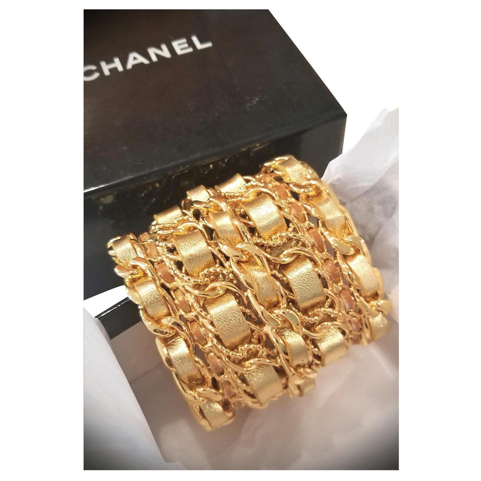 Bracelet manchette Chanel Gold Vintage Cuir Métal Doré ref.213163