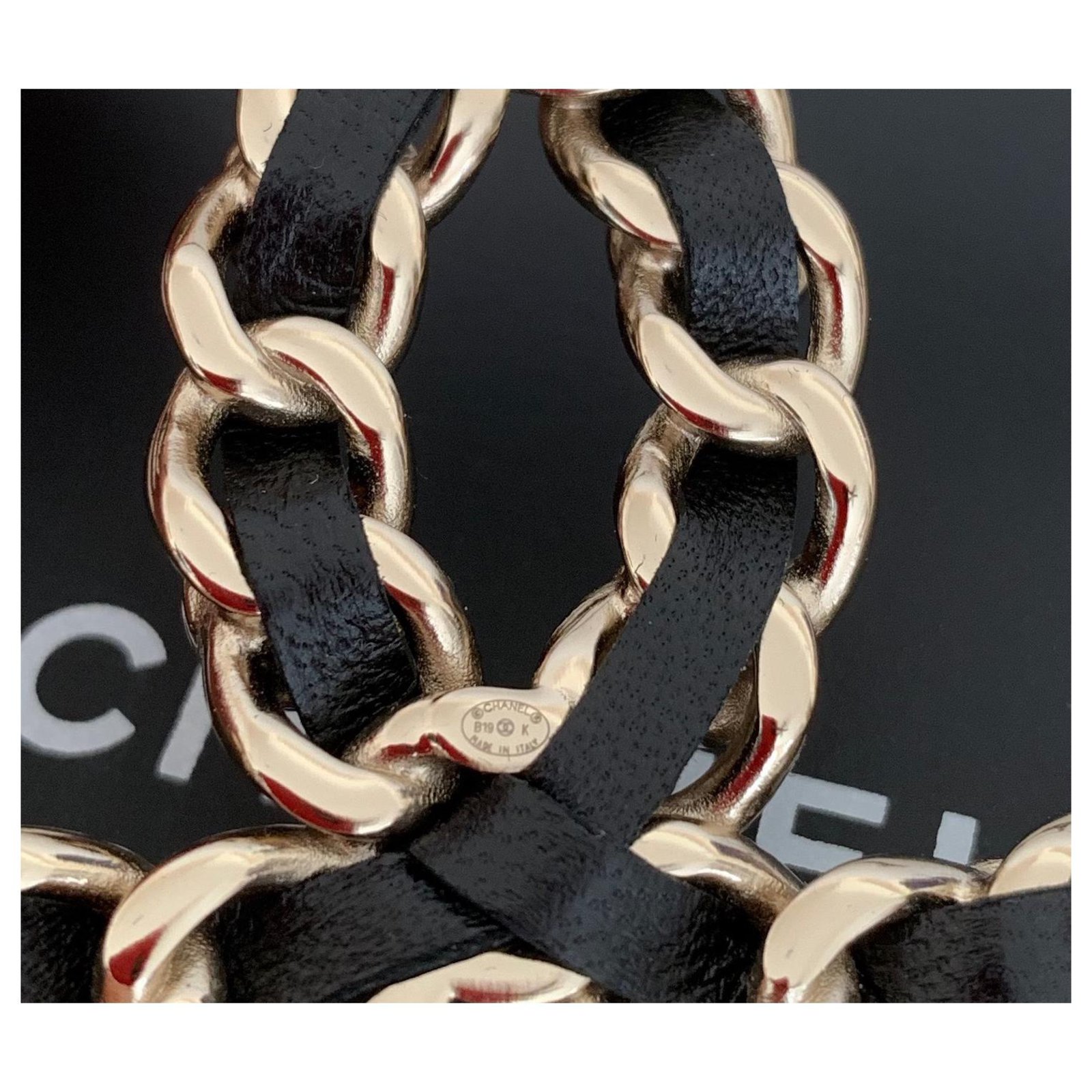 Chanel Large Black Lambskin Pale Gold Chain CC Logo Metal Brooch Pin ref. 215219 - Joli Closet