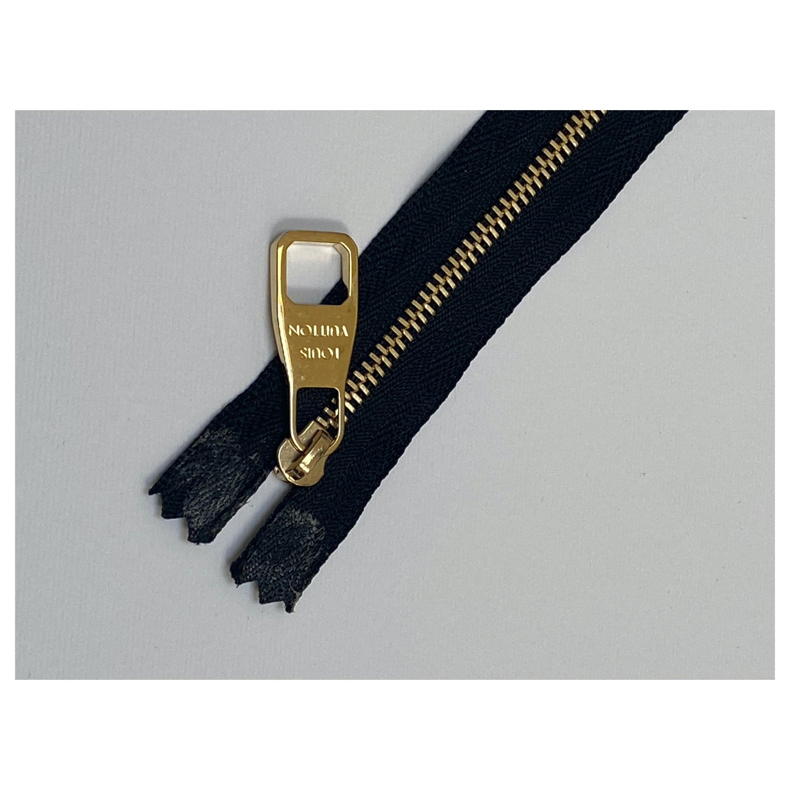 Louis Vuitton zip gold slider Black Gold hardware Metal ref.218933